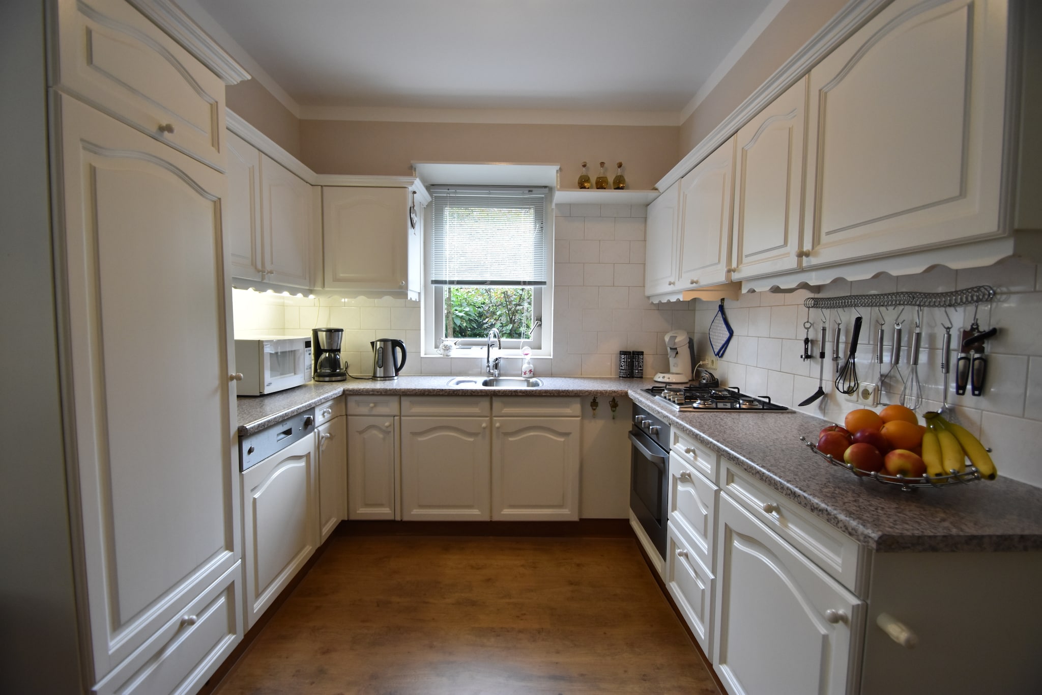 Ground floor: (hallway, Kitchen(electric kettle, cooker(4 ring stoves, gas), hood, coffee machine, oven, microwave, dishwasher, fridge-freezer), Living/diningroom(TV, fireplace, seating area), bedroom(2x single bed), bathroom(shower, washbasin, toilet))\n\nBasement: (bedroom(double bed(boxspring)), bedroom(bunk bed), washing room(washbasin, toilet, washing machine))\n\ngarage, dining table(6 persons), seating area(4 persons), terrace(roofed), garden(private, landscaped garden, partially fenced, illuminated), garden furniture, garden furniture, sun loungers, deckchairs, children\'s bed, high chair, playpen