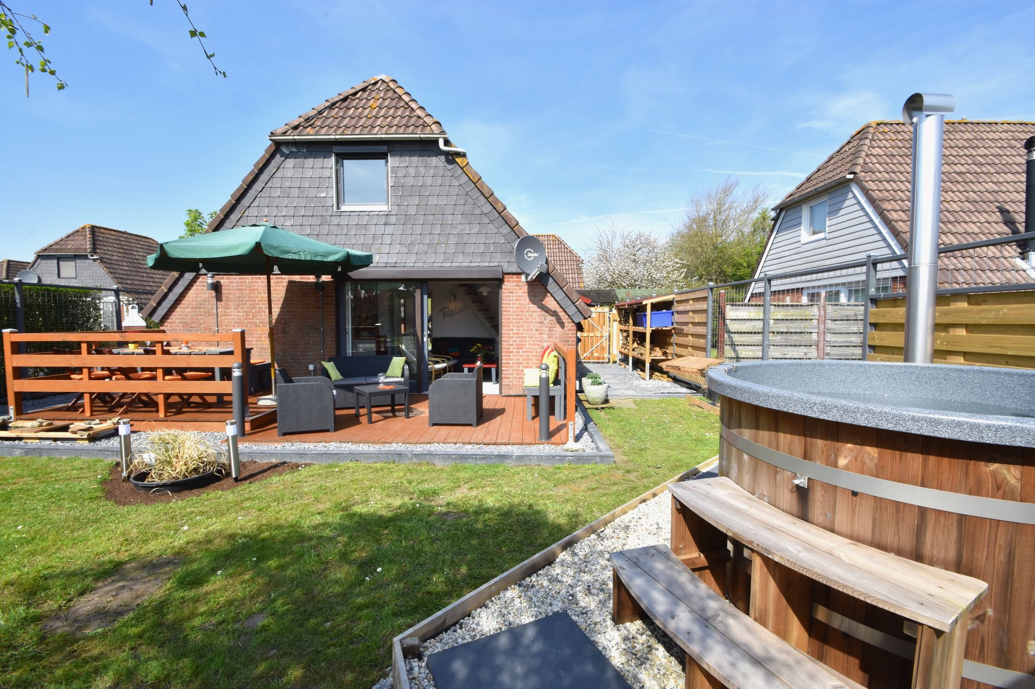 Modern vakantiehuis aan de Zuid-Hollandse kust met hottub in de tuin.