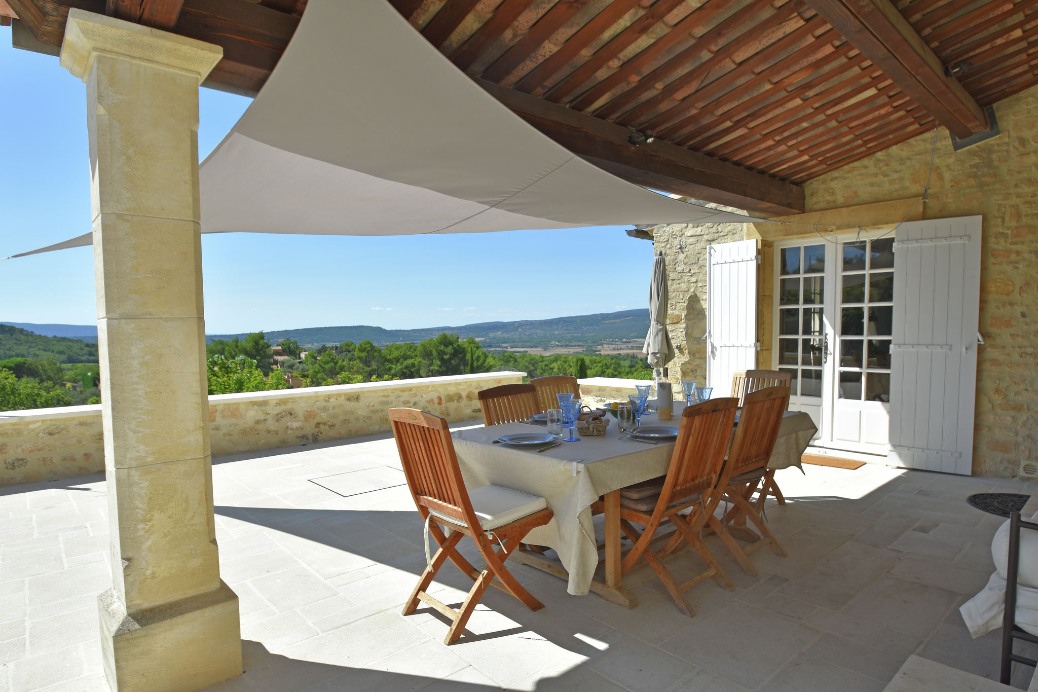 Villa with private pool and views of the Luberon