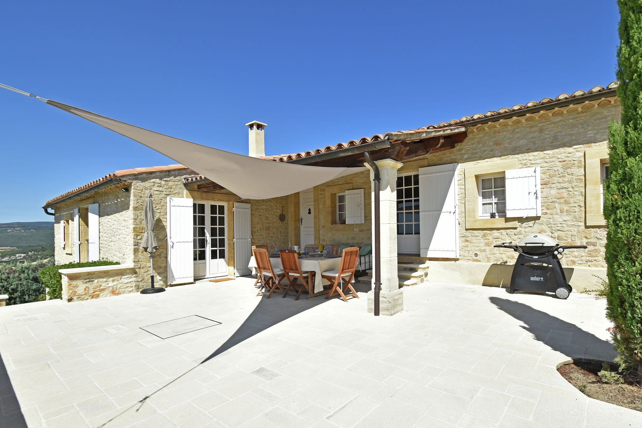 Villa with private pool and views of the Luberon
