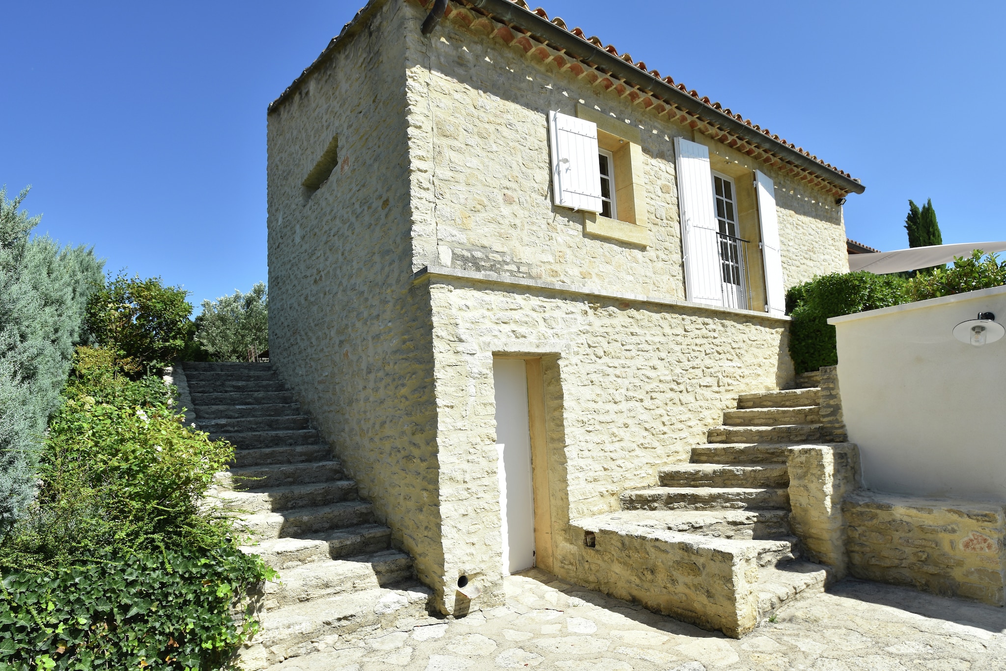 Villa with private pool and views of the Luberon