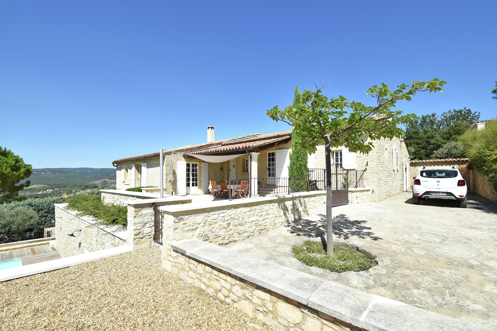 Villa with private pool and views of the Luberon