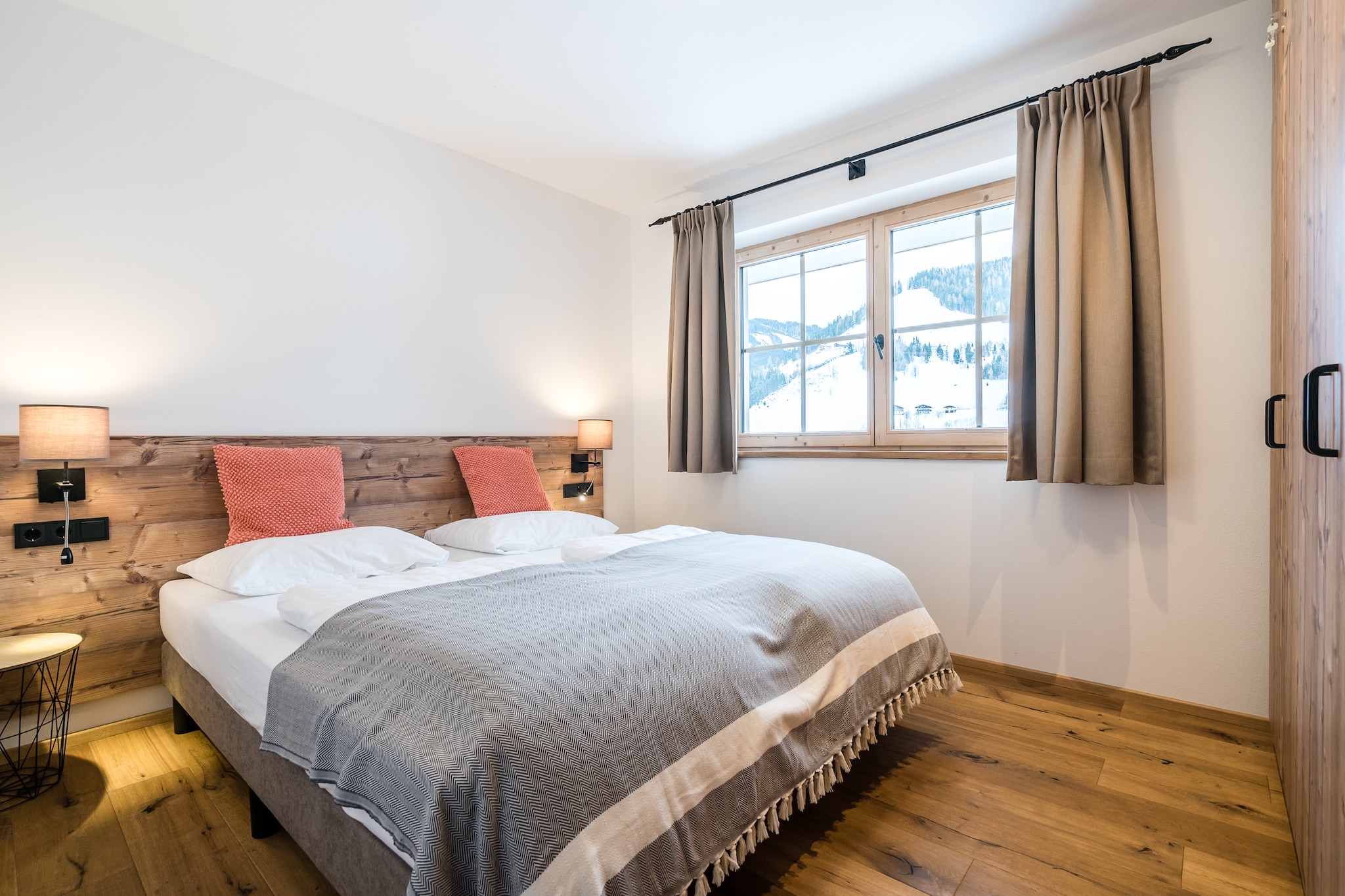 Ground floor: (Living room(TV, dining table(12 persons)), open kitchen(coffee machine(filter, pads), oven, combination microwave, dishwasher, fridge-freezer), toilet, terrace)\n\nOn the 1st floor: (bedroom(double bed(boxspring)), bedroom(double bed(boxspring)), Bedroom with bathroom(double bed(boxspring), bunk bed, bath tub, shower, washbasin, toilet), bathroom(shower, washbasin, toilet))\n\nBasement: (bedroom(double bed(boxspring)), bedroom(double bed(boxspring)), bathroom(washbasin, toilet), sanitary facility(tumble dryer, washing machine), relaxation area(sauna, deckchairs), ski storage(ski boot heaters))\n\nparking, children\'s bed, children\'s bed, high chair, high chair