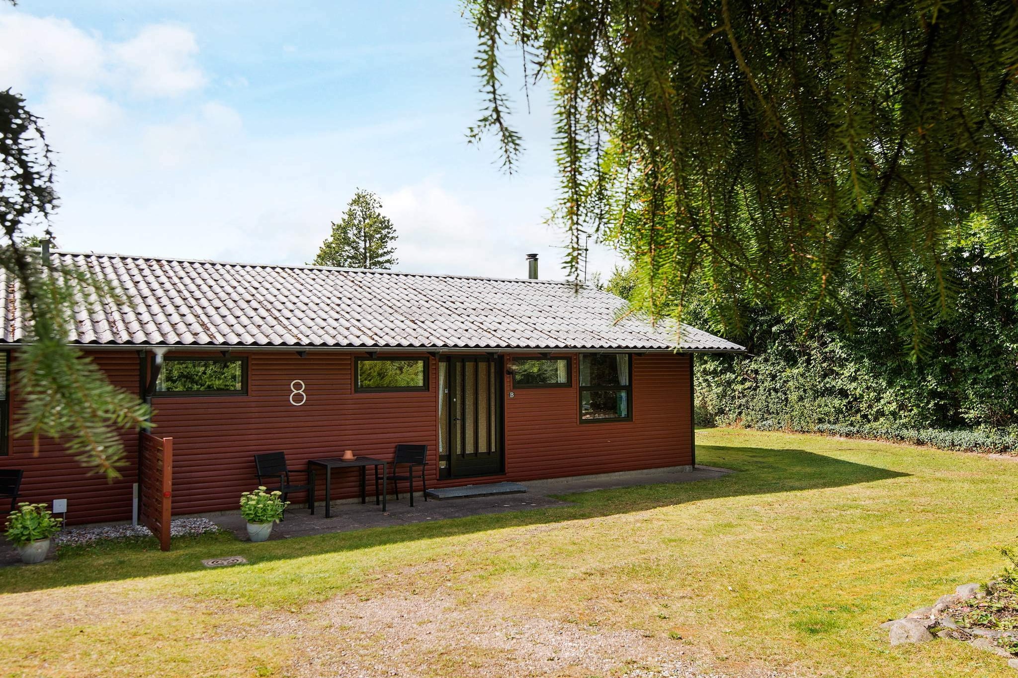 Beautifully situated cottage in quiet surroundings by Silkeborg. This cottage makes up half of a large cottage. Owner even uses the other half, but is rarely there. Despite this, it is a holiday home in itself, as you do not share a front door or terrace. The cottage is of older date, but neat and well maintained. There is a large garden, which invites to play and fun. From the garden you can walk in the woods or try to get through the dense shrubbery down towards the small river. The cottage has everything needed for a good holiday and even a small covered terrace with barbecue is located right next to the cottage. Not far from Silkeborg with the cozy pedestrian streets, the sky mountain and much more. Not for rent to craftsmen and youth groups.
A refundable deposit might be charged closer to your check-in date. This deposit covers utilities consumed during your stay and any additional services that may be taken. The final amount will be adjusted based on actual meter readings, actual usage of extra services, and any remaining balance will be refunded within 21 days after checkout.