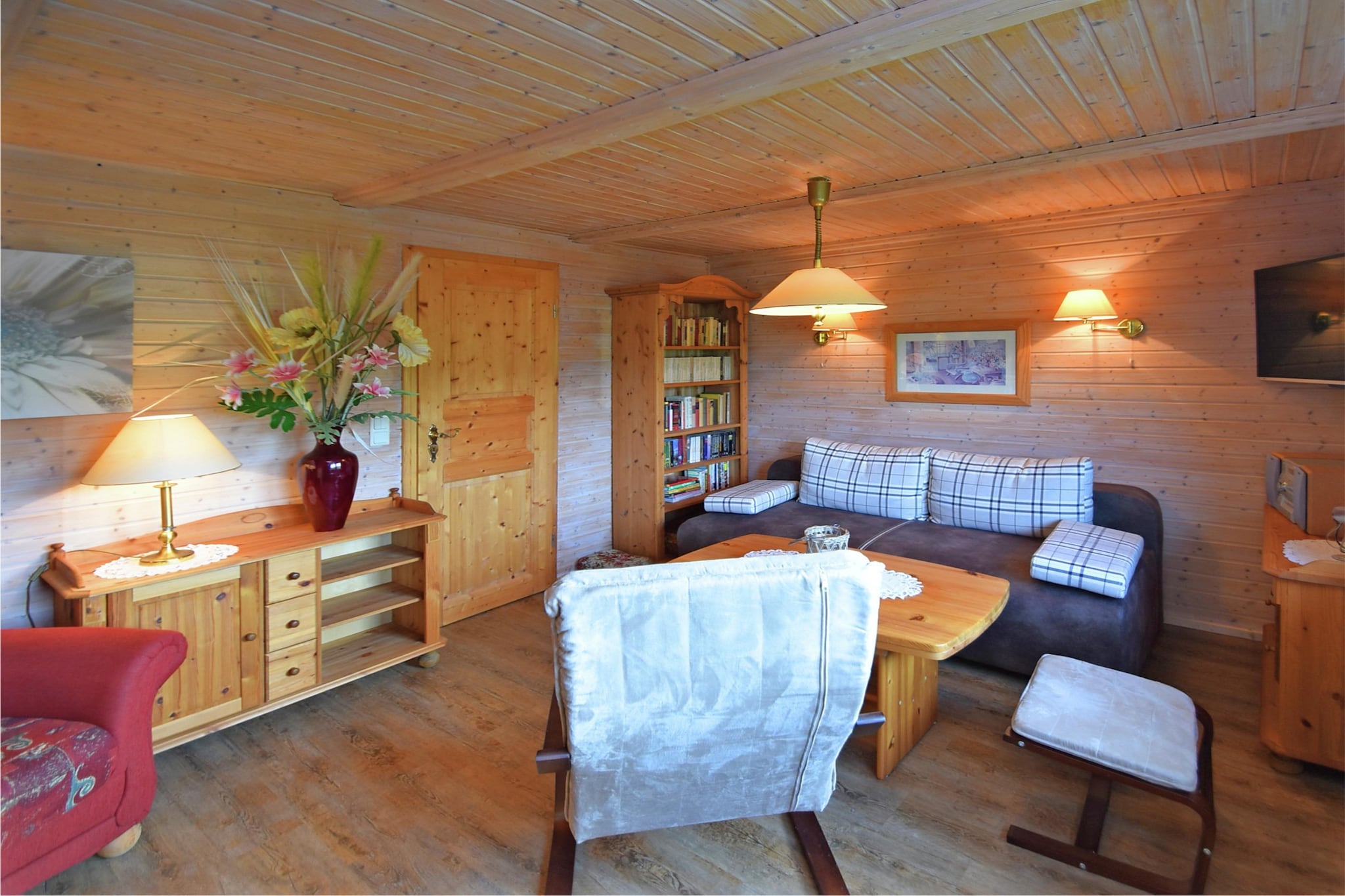 This charming holiday home in Fischbach, nestled in the Thuringian Forest, offers a peaceful getaway for up to 3 guests. Perfect for couples or small families, the home features a cozy bedroom, a private fenced garden, and a terrace with furniture and a barbecueâ€”ideal for relaxing evenings outdoors.

Situated on a hillside, the house is just a few steps from a parking space. The Rennsteig trail, Hainich National Park, and nearby towns like Eisenach (with the iconic Wartburg Castle), Oberhof, and Trusetaler Waterfall offer endless opportunities for hiking, cycling, and sightseeing.

Town center, restaurants, public transport, and the forest are only 300 m away, while general supplies, doctor, bank, and bike rentals are within 1 km. The train station is 3 km away, and in winter, the ski lift is only 5 km.

Ideal for a relaxing retreat or outdoor adventures, this holiday home offers the best of nature and comfort.