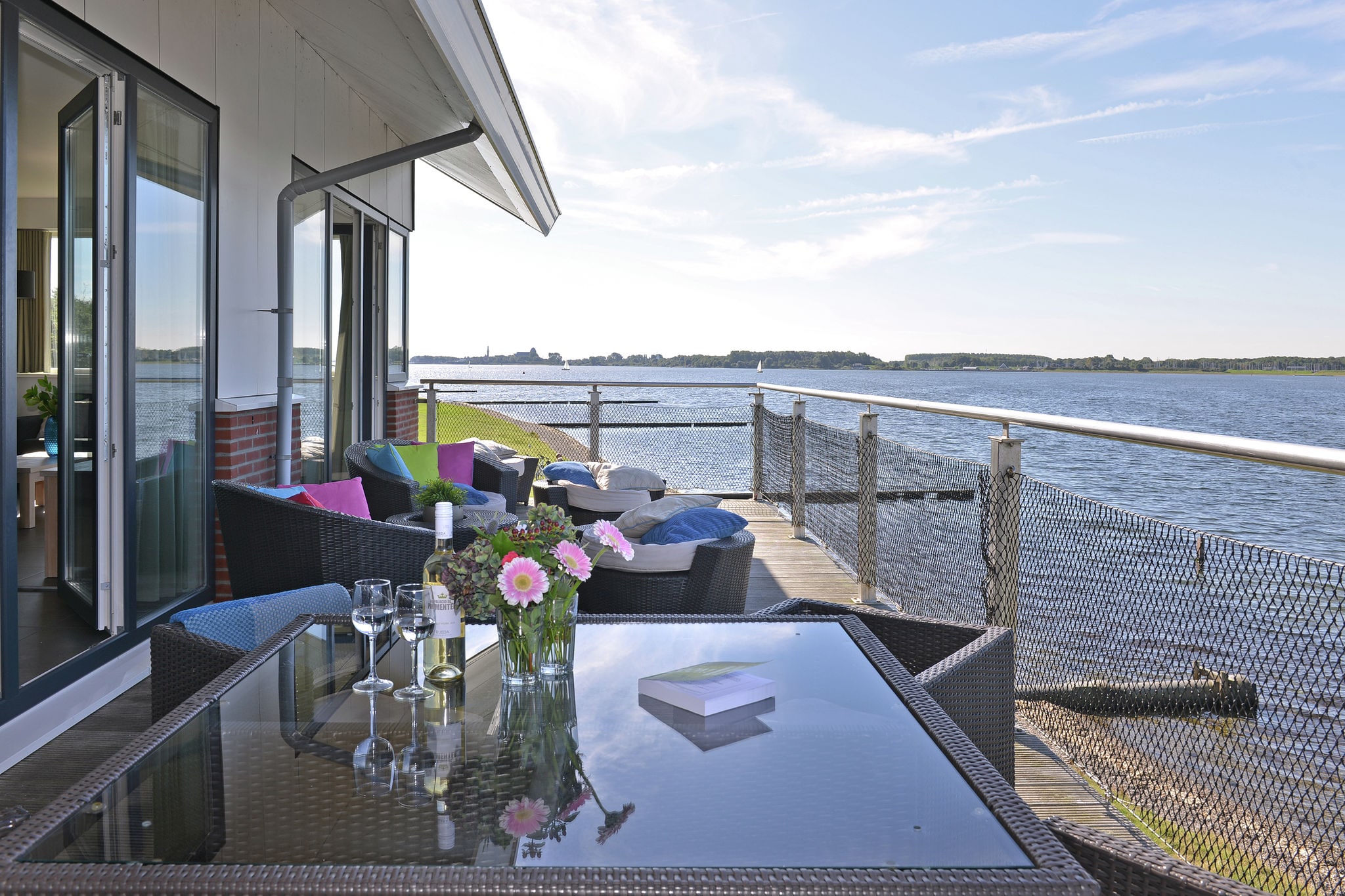 Waterfront penthouse with roof terrace