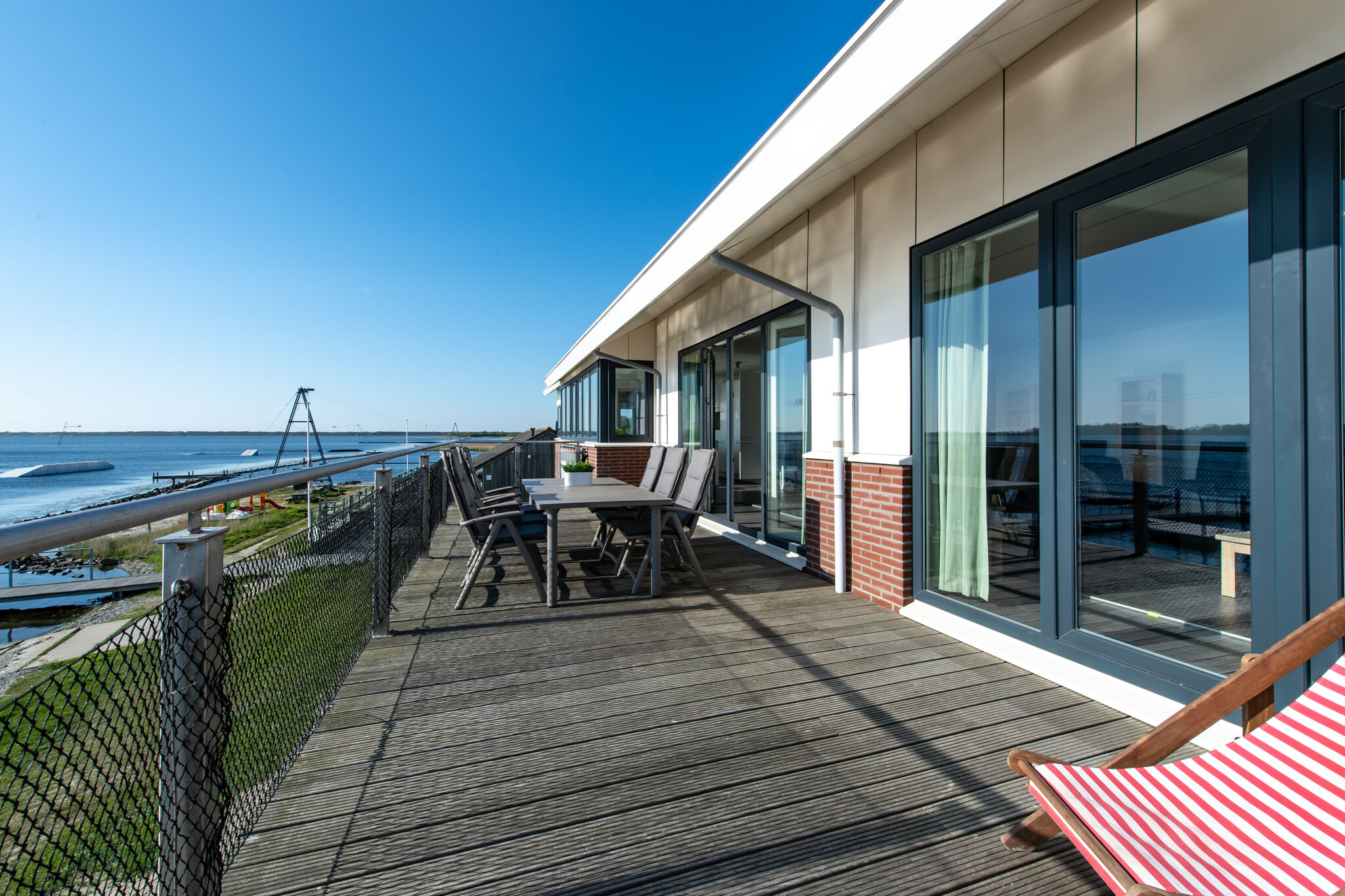 Waterfront penthouse with roof terrace