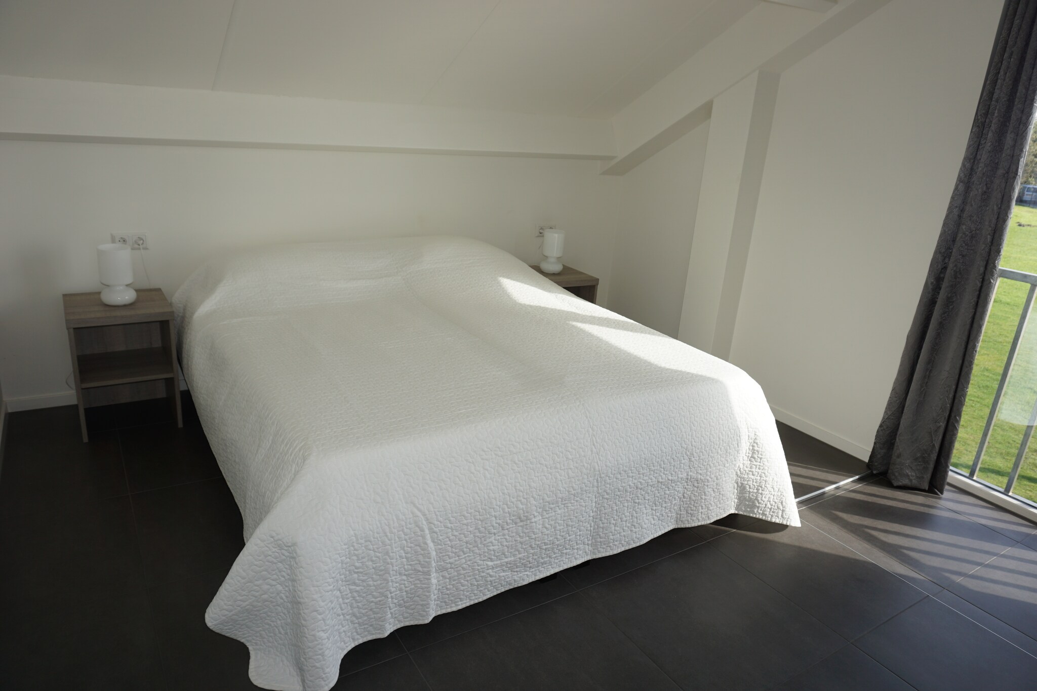 Ground floor: (Bedroom with bathroom(2x single bed, bath tub, shower, 2x washbasin, toilet), Bedroom with bathroom(2x single bed, shower, washbasin, toilet, washing machine))\n\nOn the 1st floor: (hallway(toilet), open kitchen(hob(ceramic), coffee machine(cups), oven, combination microwave, dishwasher, fridge), Living/diningroom(double sofa bed, TV(cable, flatscreen, Dutch television channels, German television channels, International television channels), dining table(6 persons)), garden doors)\n\nrelaxation area(shower, infrared sauna), jetty, heating(central, gas), terrace(private, 20 m2), garden furniture, parking, bicycles available(paid, on request)