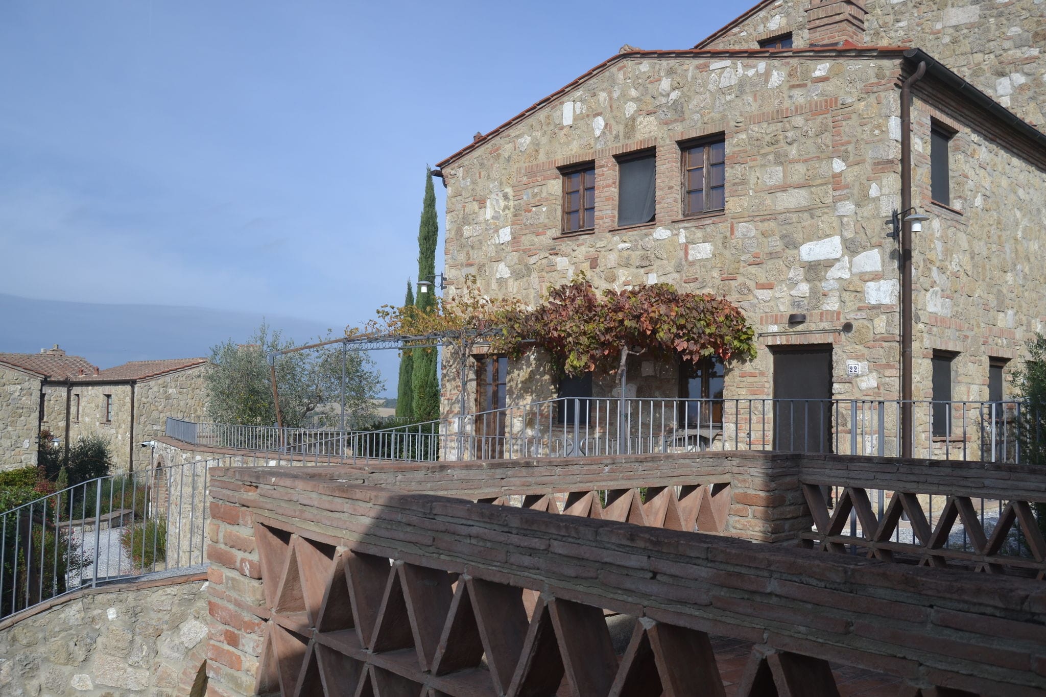 Appartement in Middeleeuws dorp Asciano met 2 zwembaden in de heuvels van Siena