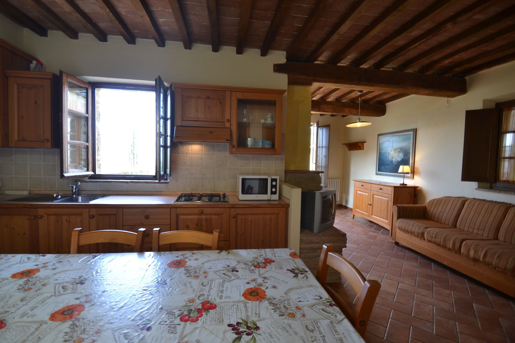 Appartement in Middeleeuws dorp Asciano met 2 zwembaden in de heuvels van Siena