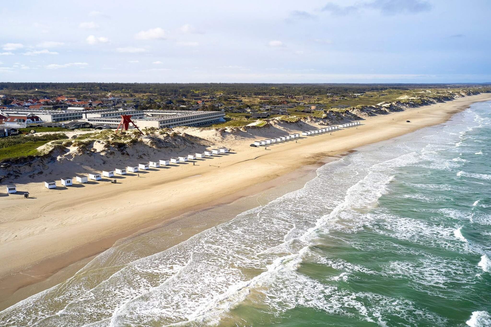 Danland Blokhus - Blokhus Holiday Center (formerly Holiday Center North Sea) Holiday center with i.a. subtropical water park with water slide, fitness & amp; wellness plus sand, water and dunes located right outside the door. Watch movies on YouTube. About Blokhus Holiday Center Fantastic location by the beach and in the middle of the city Just outside the holiday center, Northern Europe's best beach stretches from Rødhus in the south to Løkken in the north. From the holiday center you can enjoy a fantastic view over the impressive sea, and behind the dune range is a magnificent plantation landscape that is as created for the family's walks. Subtropical water park in Blokhus One of the highlights of the holiday is without a doubt the subtropical water park. Here you can frolic in the waves, no matter what the weather gods offer. Feel the rush down the large water slide, swim some lanes in the gym or relax in the spa pool, sauna, solarium or pool bar. Fitness and wellness At Danland in Blokhus, there is no excuse for not staying in shape during the holidays. The holiday center has its very own fitness center with all the necessary training equipment and machines. Are you more into relaxation and wellness, then visit the holiday center's relaxation area with i.a. whirlpool, Turkish steam bath and several pools with various types of water massage. Call and hear more on tel. 9824 9333. Opening hours and entrance to fitness and wellness Due. Covid-19 has changed opening hours as follows: Monday & # 8211; Friday: at 15.00 & # 8211; 20.00 Saturday & # 8211; Sunday: at 12.00 & # 8211; 18.00 1 visit to fitness / wellness DKK 75.00, 1 visit to wellness DKK 50.00, 3 day card DKK 100.00, 7 day card DKK 200.00, 10 tour cards DKK 425, 00 Lots of activities in Blokhus, all year round Enjoy the summer on Danland in the West Coast's most famous holiday town, Blokhus. Take a stroll among the cozy sidewalk cafes, restaurants and small shops. Blockhouse is at least as attractive outside the summer period. At Easter you can e.g. participate in Forest To The Bay,