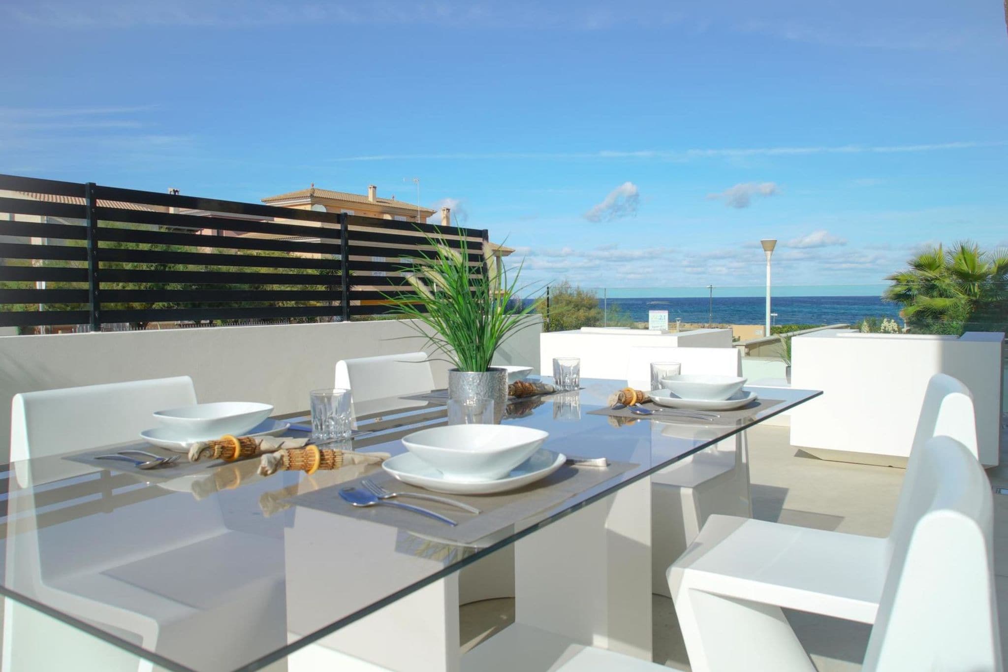 Moderne luxe villa met zwembad en vlakbij het strand voor 6 personen