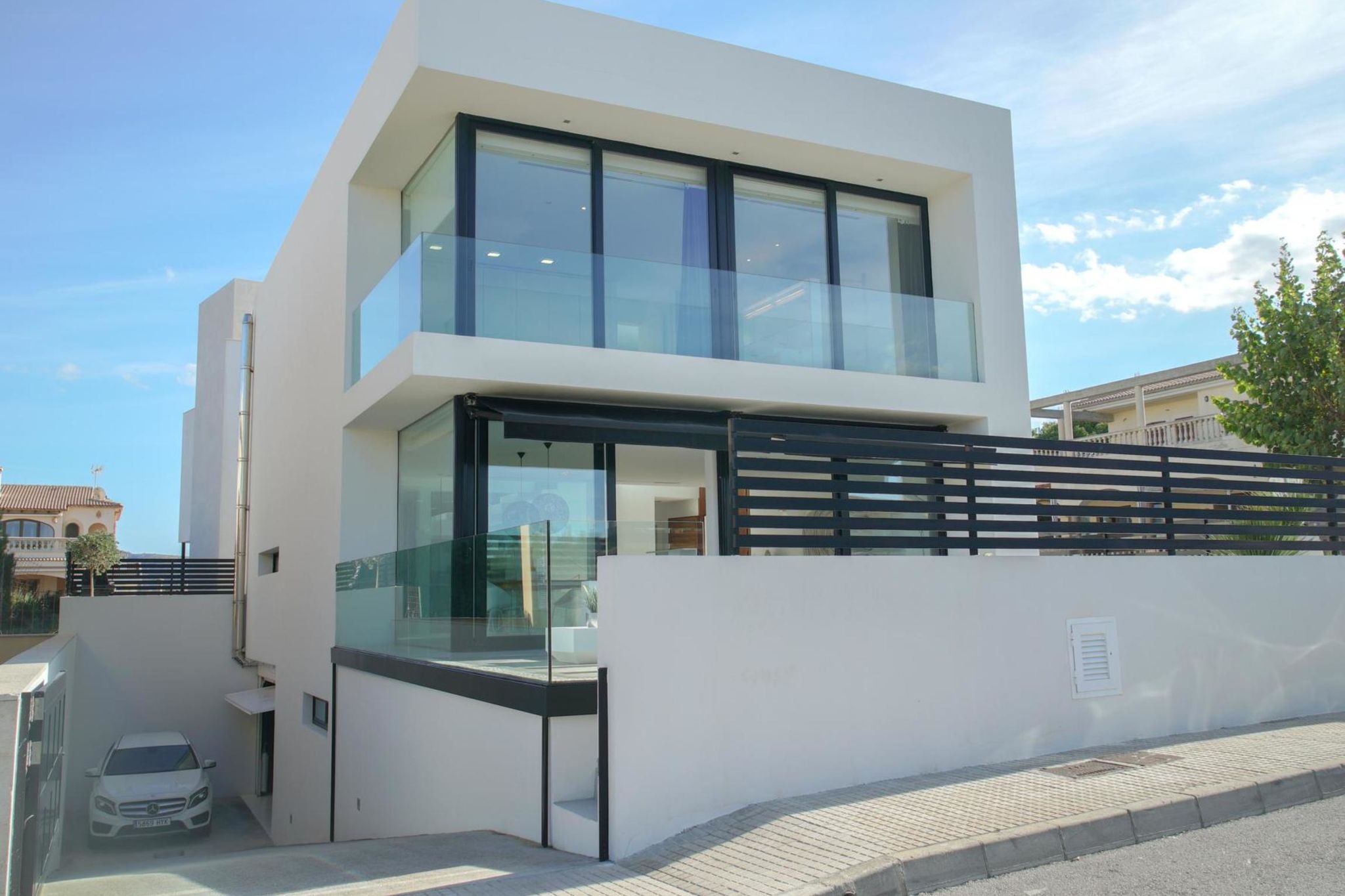 Moderne Luxusvilla mit Pool und Strandnähe für 6 Personen
