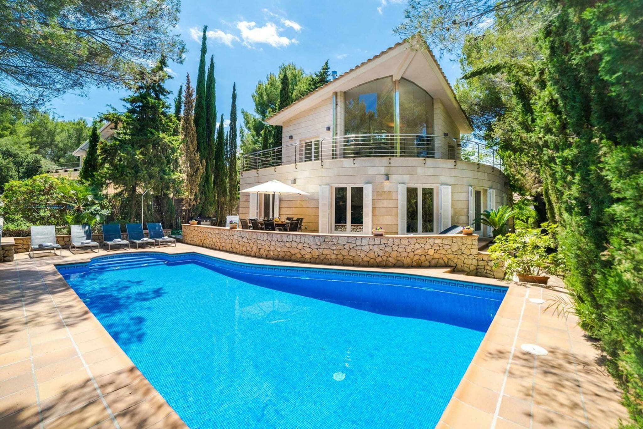 Geweldige villa van drie verdiepingen in rustige omgeving prive zwembad