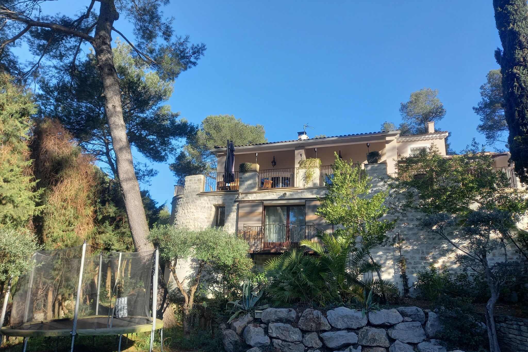 A hidden paradise in the beautiful surroundings of Saint-Remy-de-Provence!