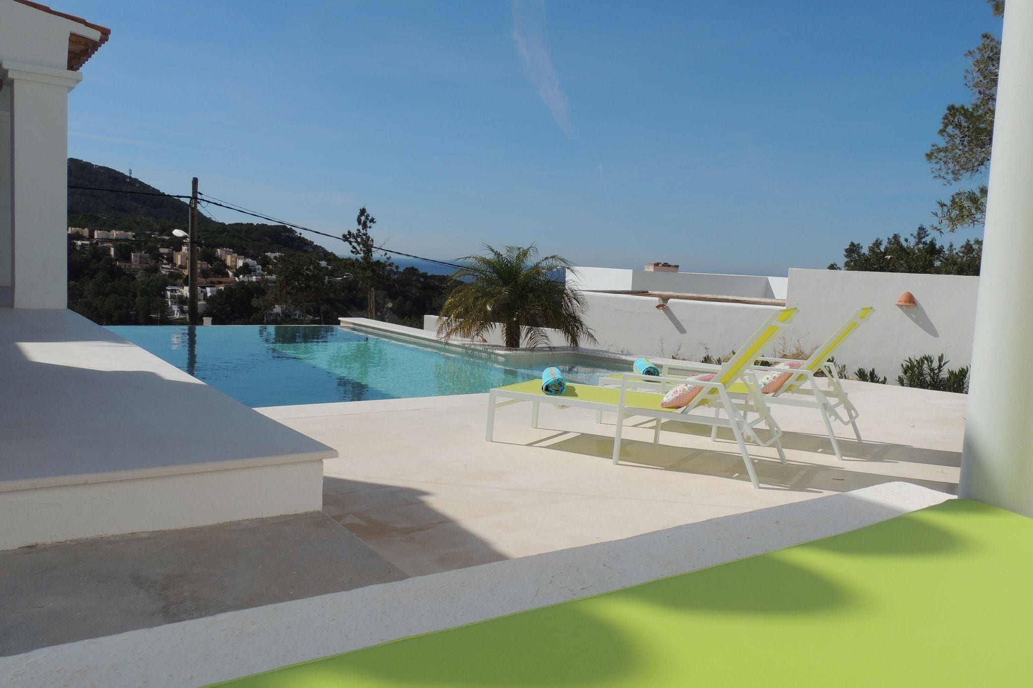 Luxe villa op Ibiza met een privézwembad met uitzicht op zee