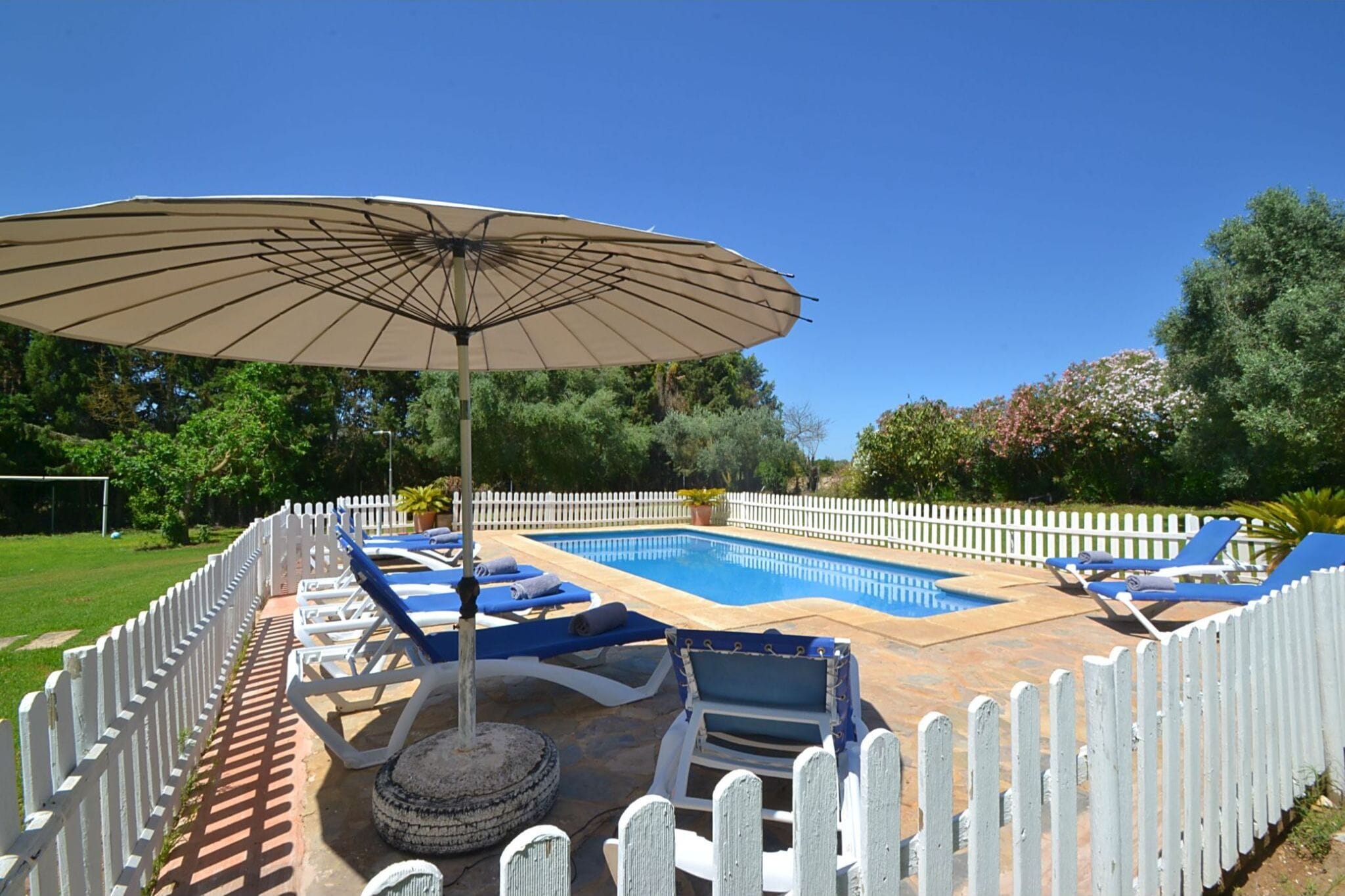 Large country house with pool just 8 km from the sea