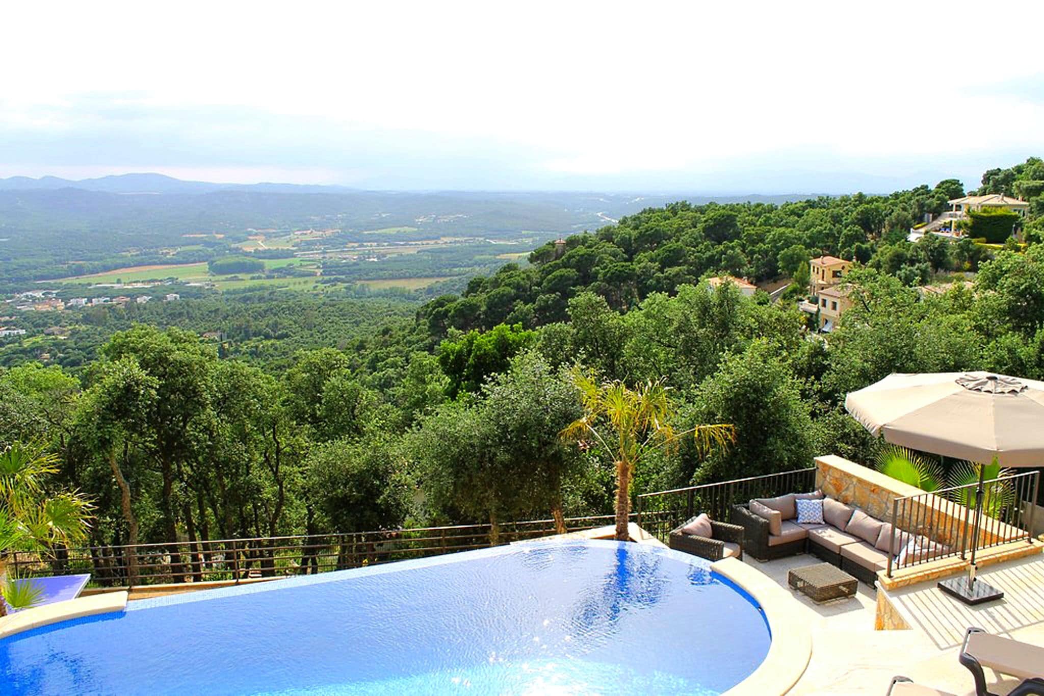 Beautiful villa with fantastic view and infinity pool near Santa Cristina d'Aro