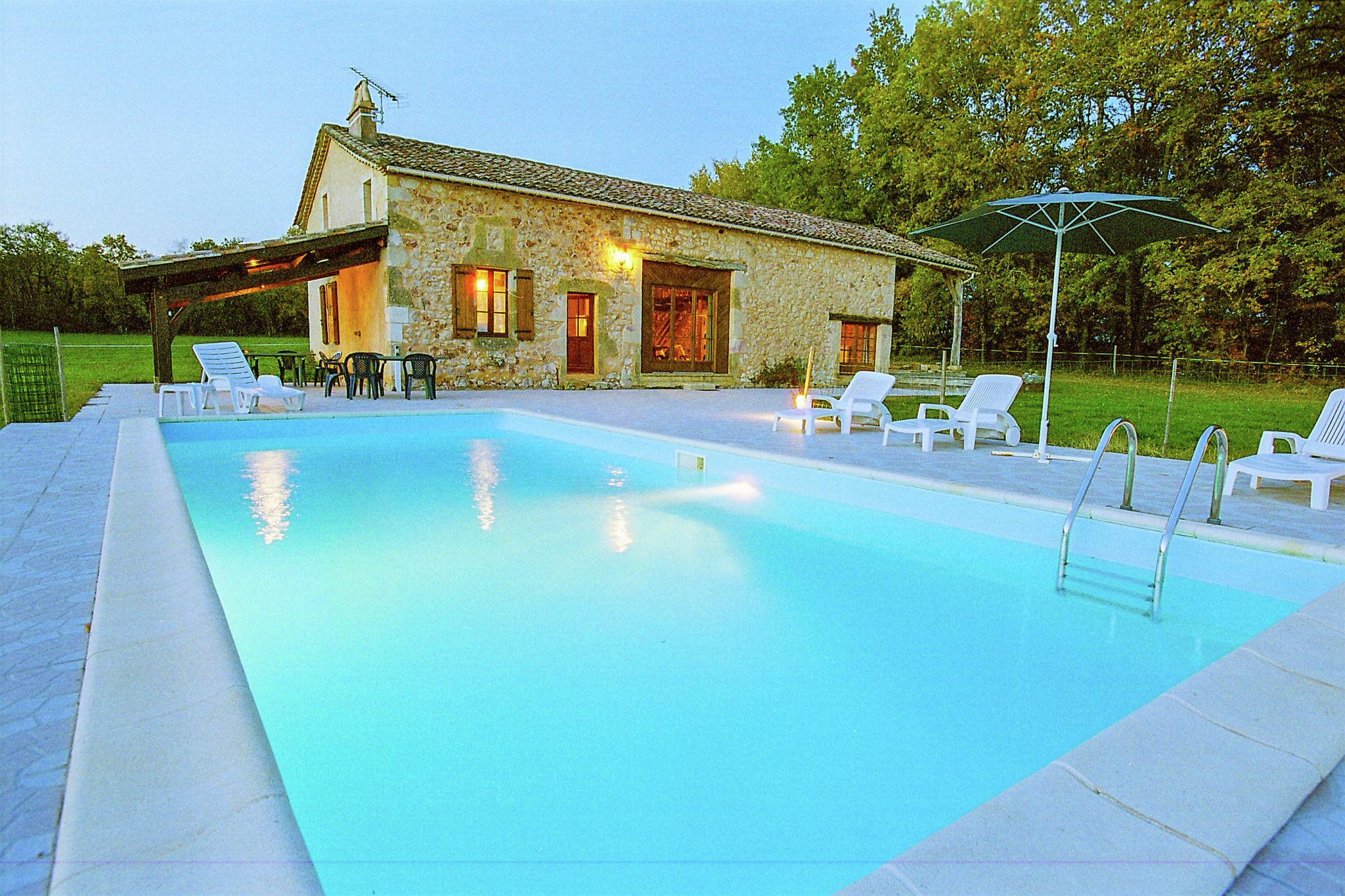 Maison de vacances panoramique à Biron avec piscine privée