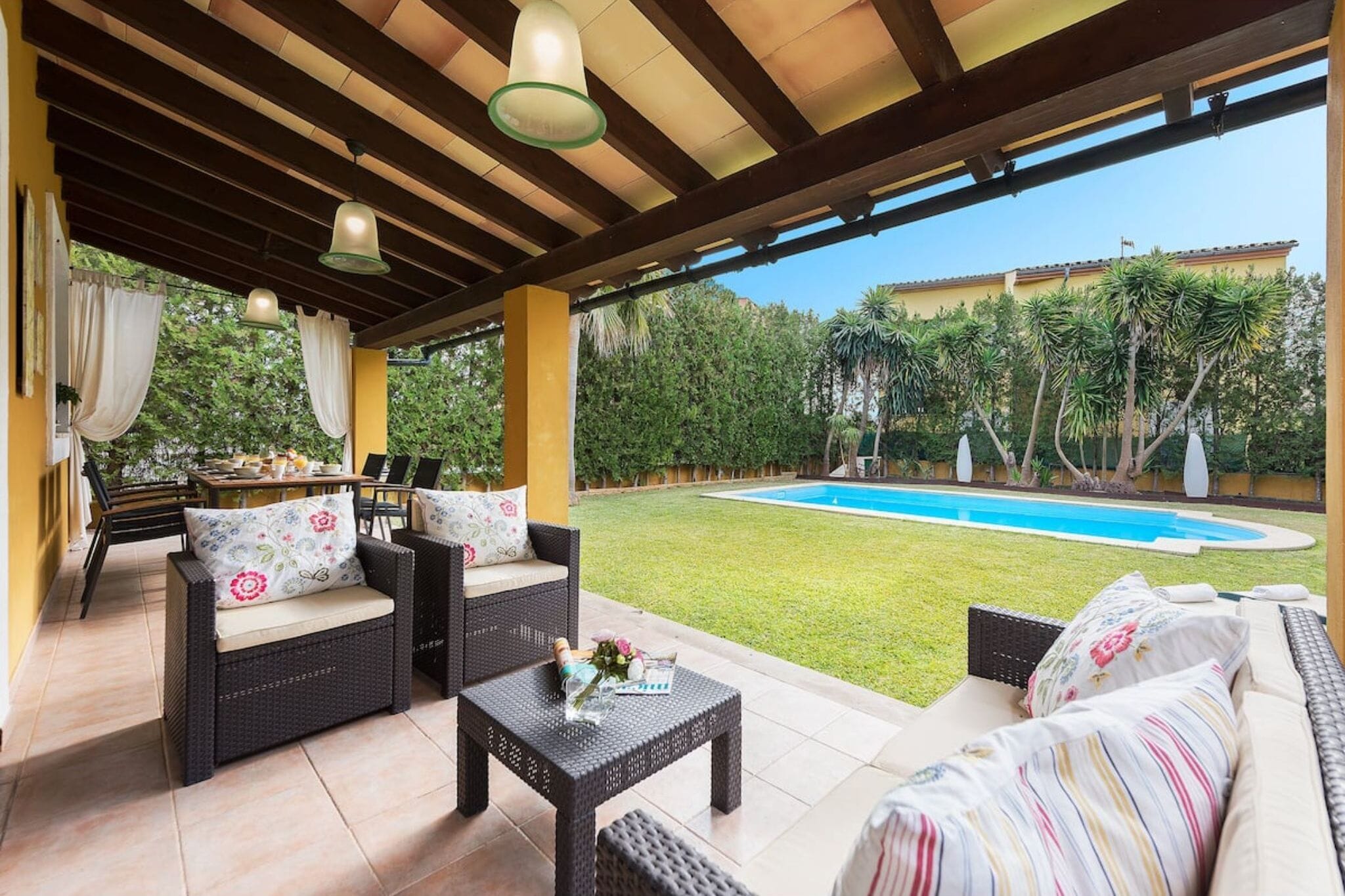 Prachtige villa met zwembad en tuin op een paar meter van het strand