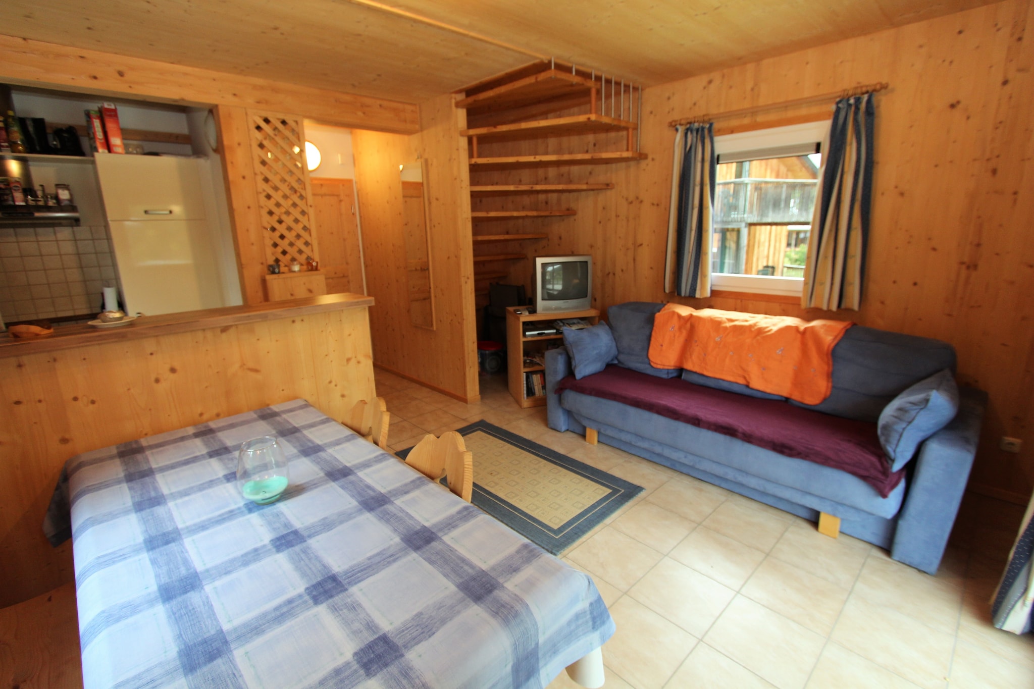 This beautiful detached wooden chalet in a beautiful location for a maximum of 6 people is located in a quiet chalet park near Stadl an der Mur in Styria. The beautiful surroundings, the special location and the peace make this chalet a wonderful holiday destination.
The chalet has a beautiful living room, equipped with a cozy, original Austrian dining area and sitting area, which can also be used as a sofa bed, and an open, fully equipped kitchen. From the living room you have access to an enclosed sun terrace. The chalet also has 2 spacious bedrooms, a bathroom, a laundry room with washing machine and a storage room for skis, for example. The car can be parked directly at the chalet.
There are many facilities in the immediate vicinity of the park, such as a swimming lake (beach) 600 meters away with floating jetties, a children's playground, restaurant and tennis court. The chalet is located approx. 2 km from the village center with shops and restaurants. The chalet is located 15 km from the historic city center and the Murau golf course, in one of the sunniest and most untouched areas of Austria.
The Murau ski region consists of 2 ski areas: Lachtal and Kreischberg with a total of 88 kilometers of slopes and 23 ski lifts. The Kreischberg & Lachtal ski area is particularly popular as a family ski area. The Turracher Höhe ski area offers 43 kilometers of slopes and, with an altitude of up to 2205 meters, is one of the most snow-sure ski areas.