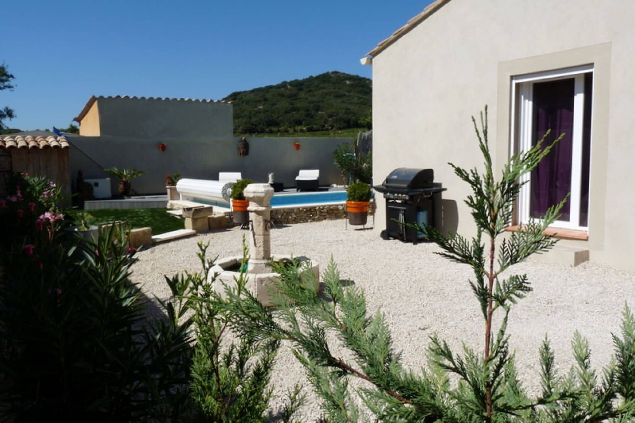 Schöne Villa mit privatem Swimmingpool in Lirac Frankreich