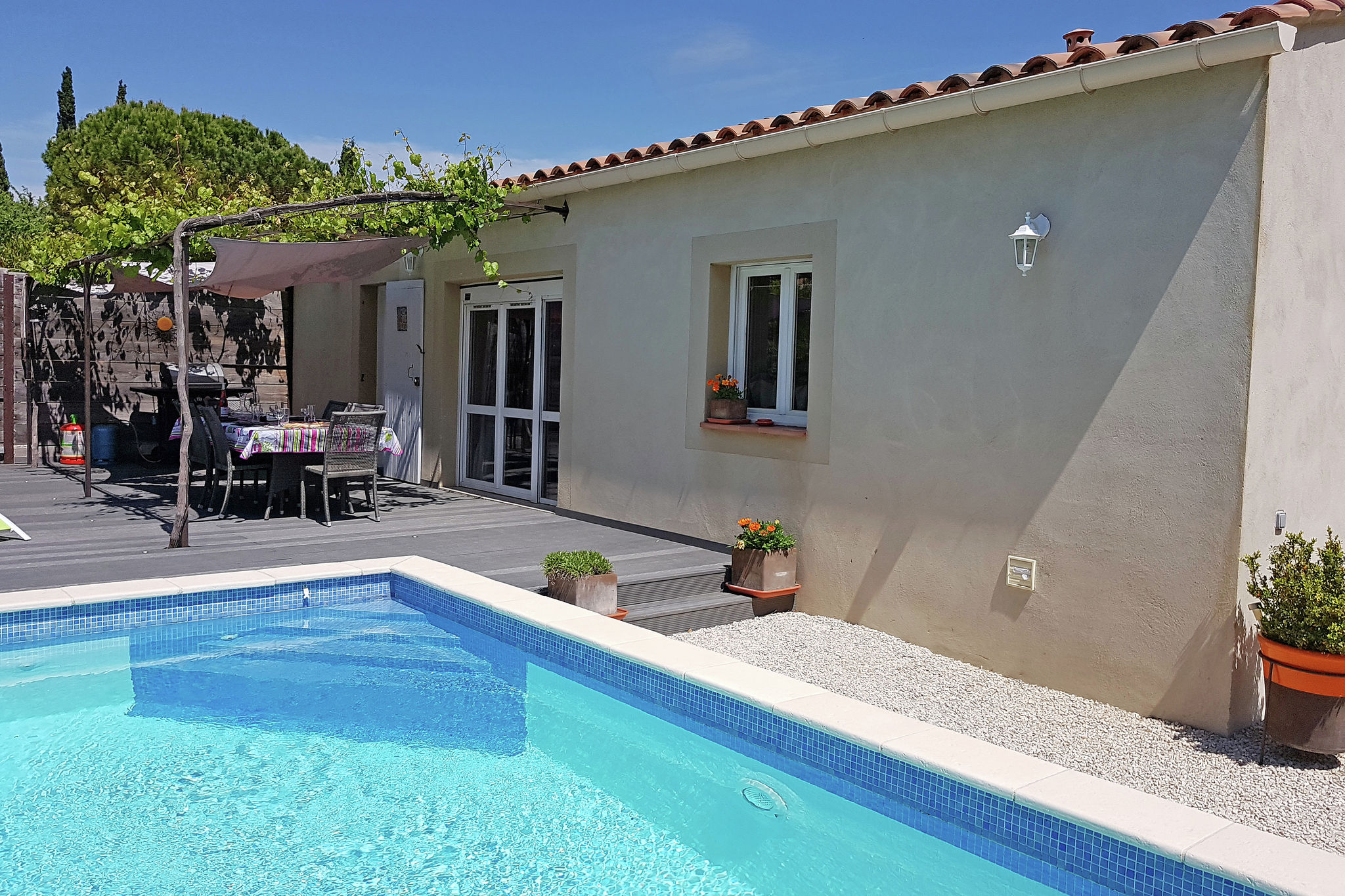 Belle villa avec piscine privée dNs le village du vignoble àTavel