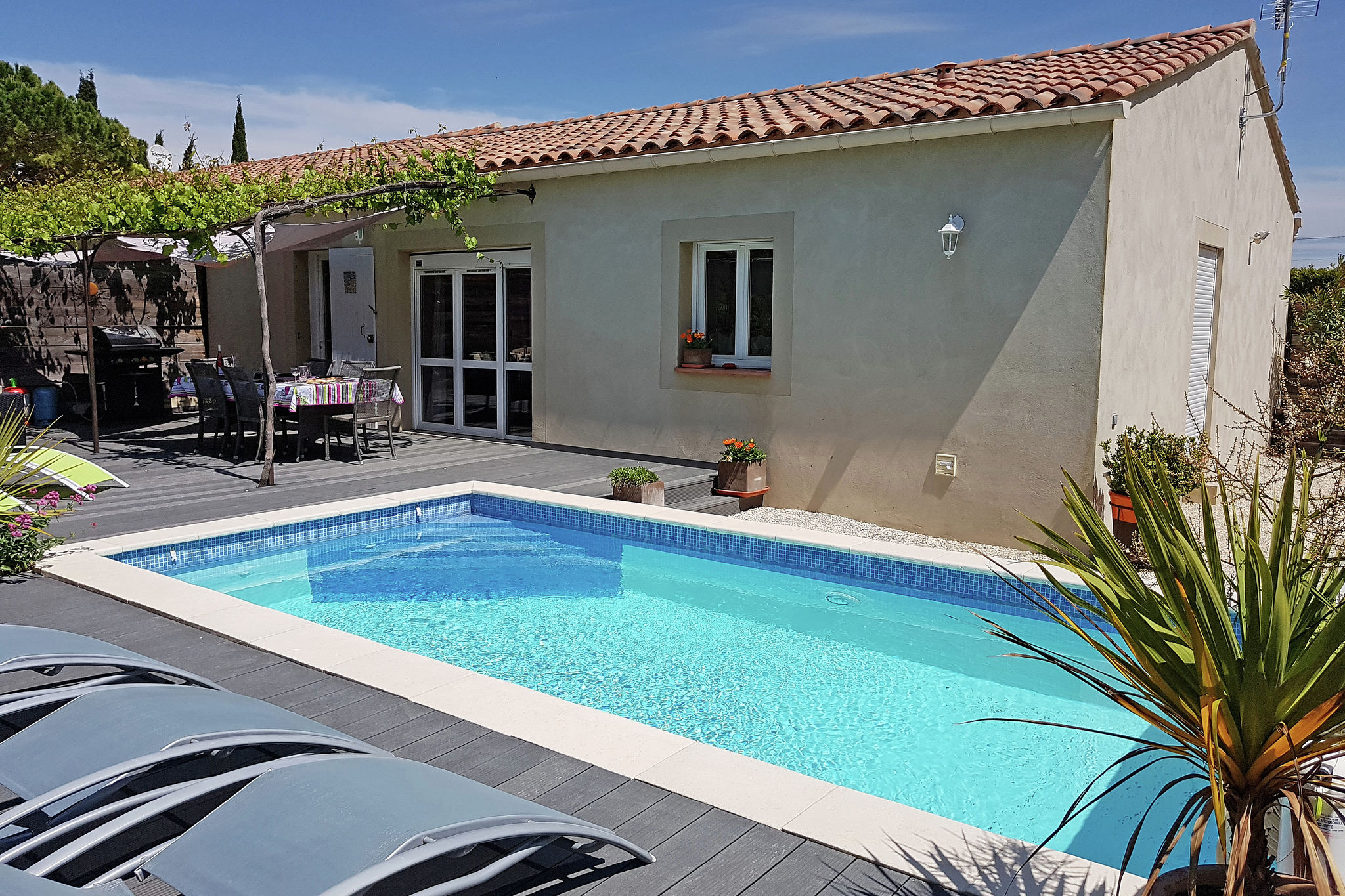 Belle villa avec piscine privée dNs le village du vignoble àTavel