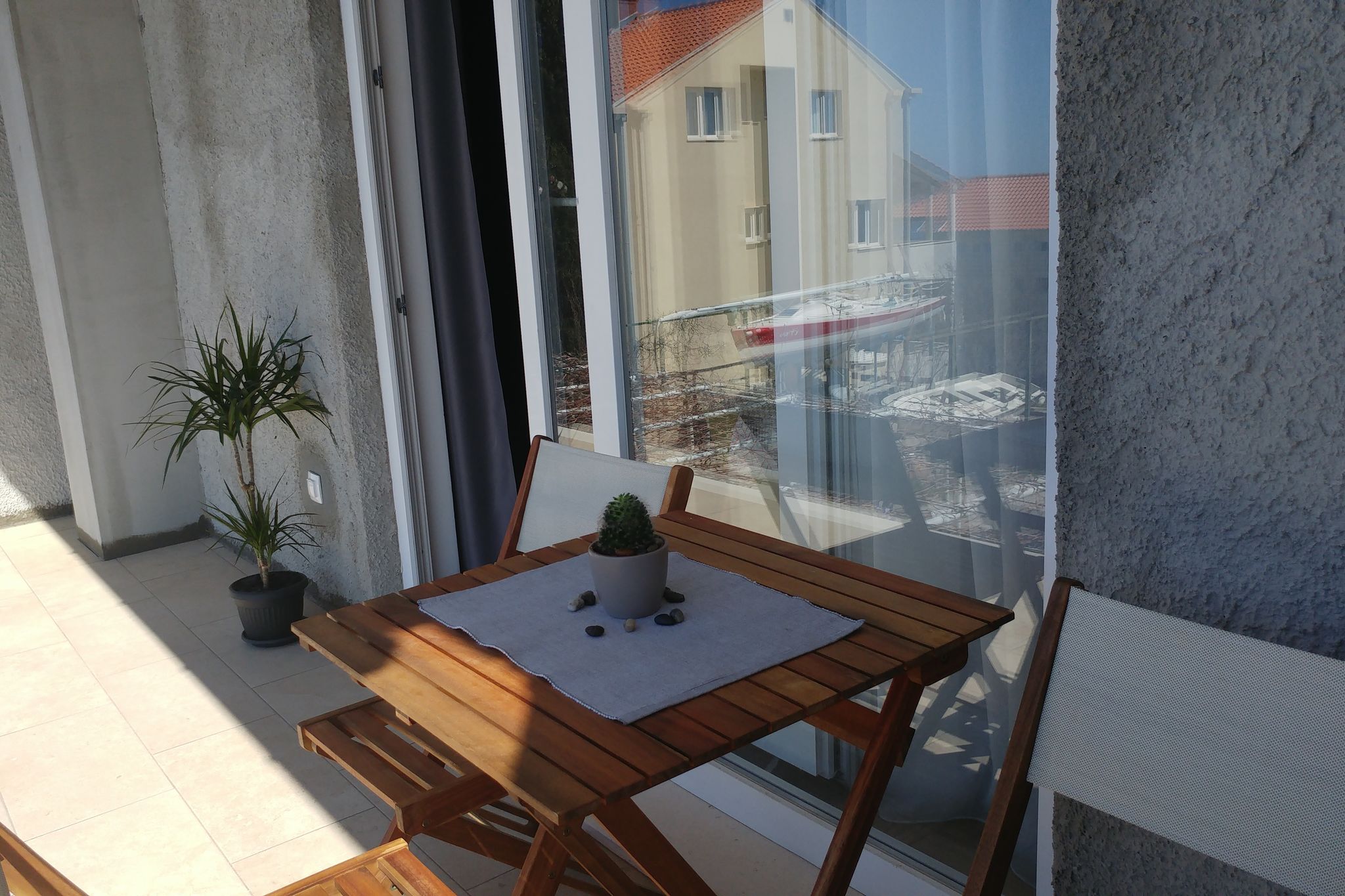 Rustig gelegen, comfortabel, nieuw appartement met balkon, zeezicht en gratis parkeerplaats