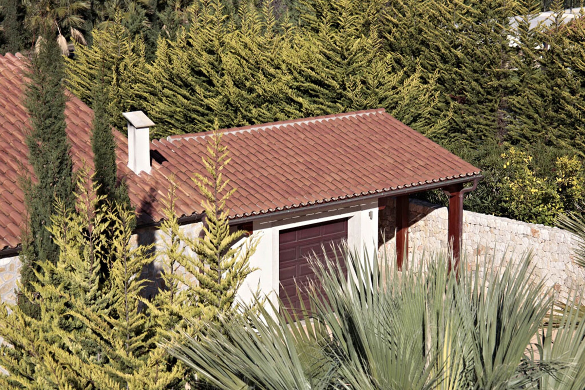 Ground floor: (hallway, Sitting room, Kitchen(hob, electric kettle, toaster, coffee machine, oven, microwave, fridge-freezer), Living/diningroom(TV(satellite), dining table(6 persons), seating area), toilet, washing room, pantry, air conditioning, terrace(roofed))\n\nOn the 1st floor: (Bedroom with bathroom(double bed, bath tub, shower, 2x washbasin, toilet, bidet), Bedroom with bathroom(double bed, shower, washbasin, toilet, bidet), Bedroom with bathroom(double bed, bath tub, shower, 2x washbasin, toilet, bidet), Landing, air conditioning)\n\nshower(outside), garden(fenced, landscaped garden), garden furniture, sun loungers, parking, parasol, swimming pool(private, 9 x 5 m.)