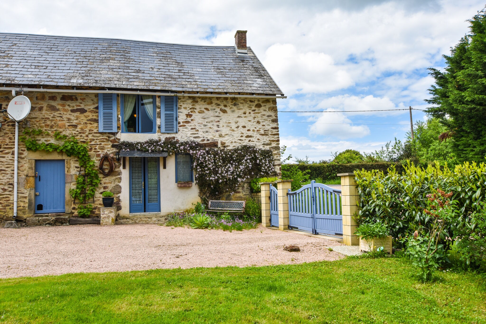 Charming typical Auvergne cottage with large garden and view of the countryside.