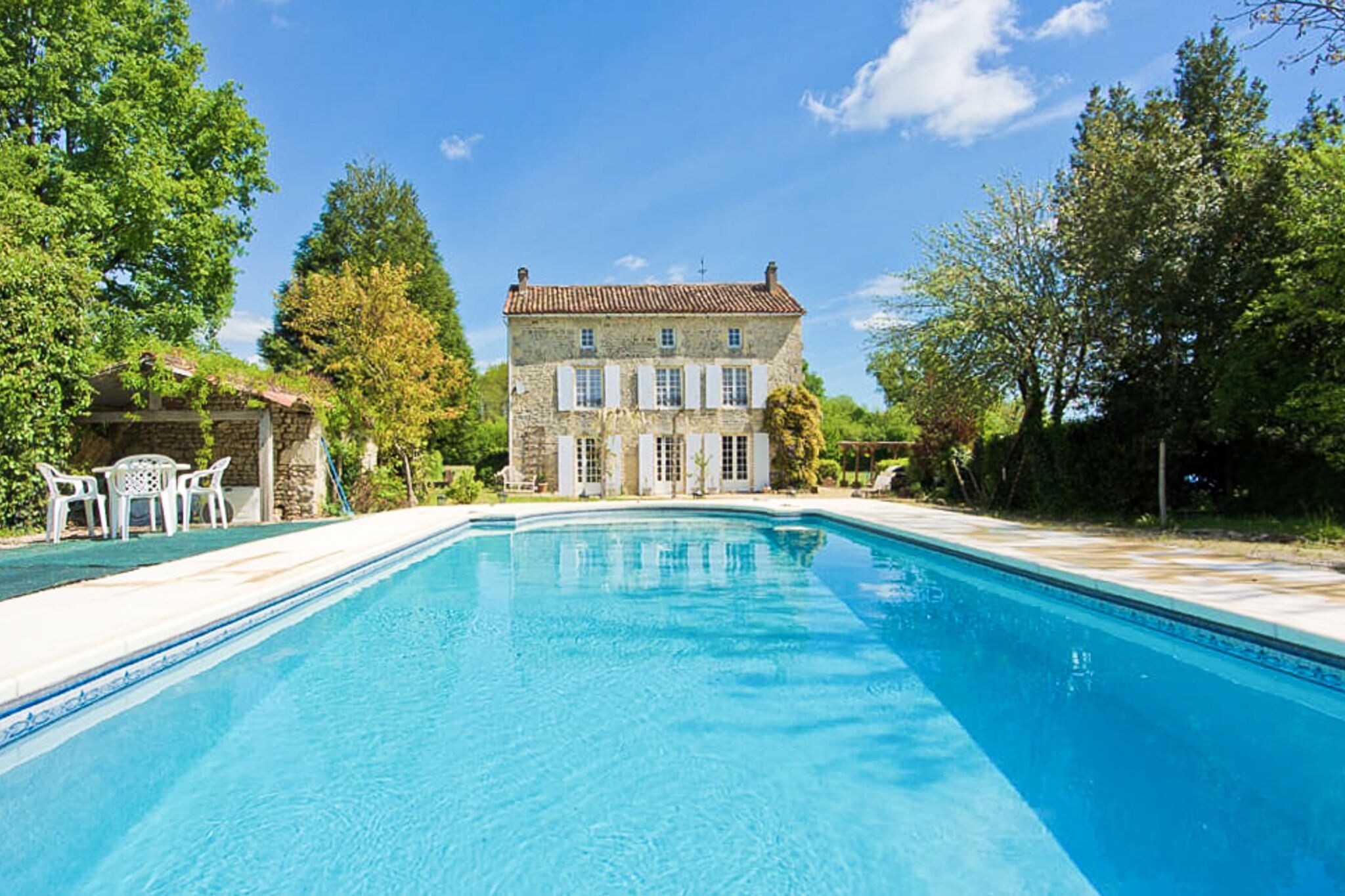 Charmante demeure avec piscine à La Forêt-de-Tessé