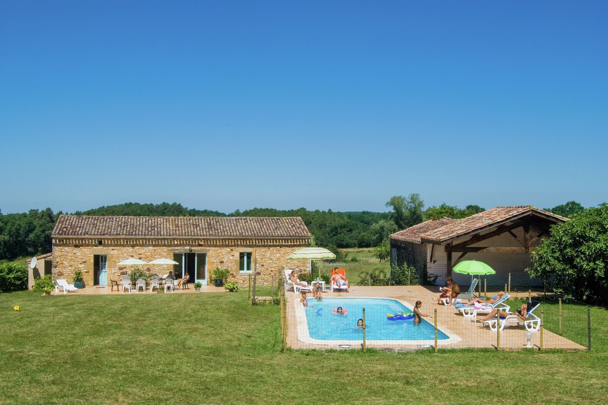 Ruim vakantiehuis in Aquitaine met omheind zwembad