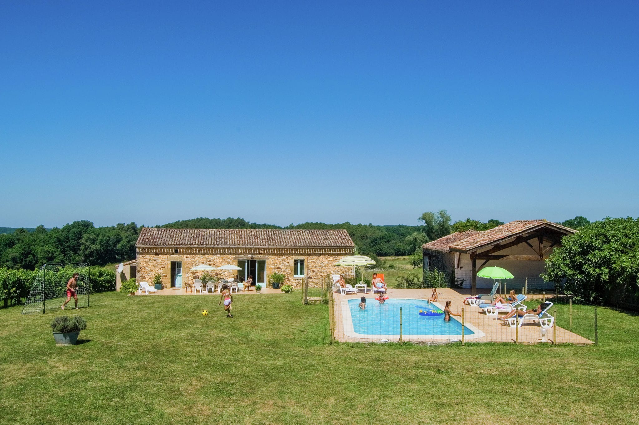 Schönes Ferienhaus in Biron mit eingezäuntem Swimmingpool