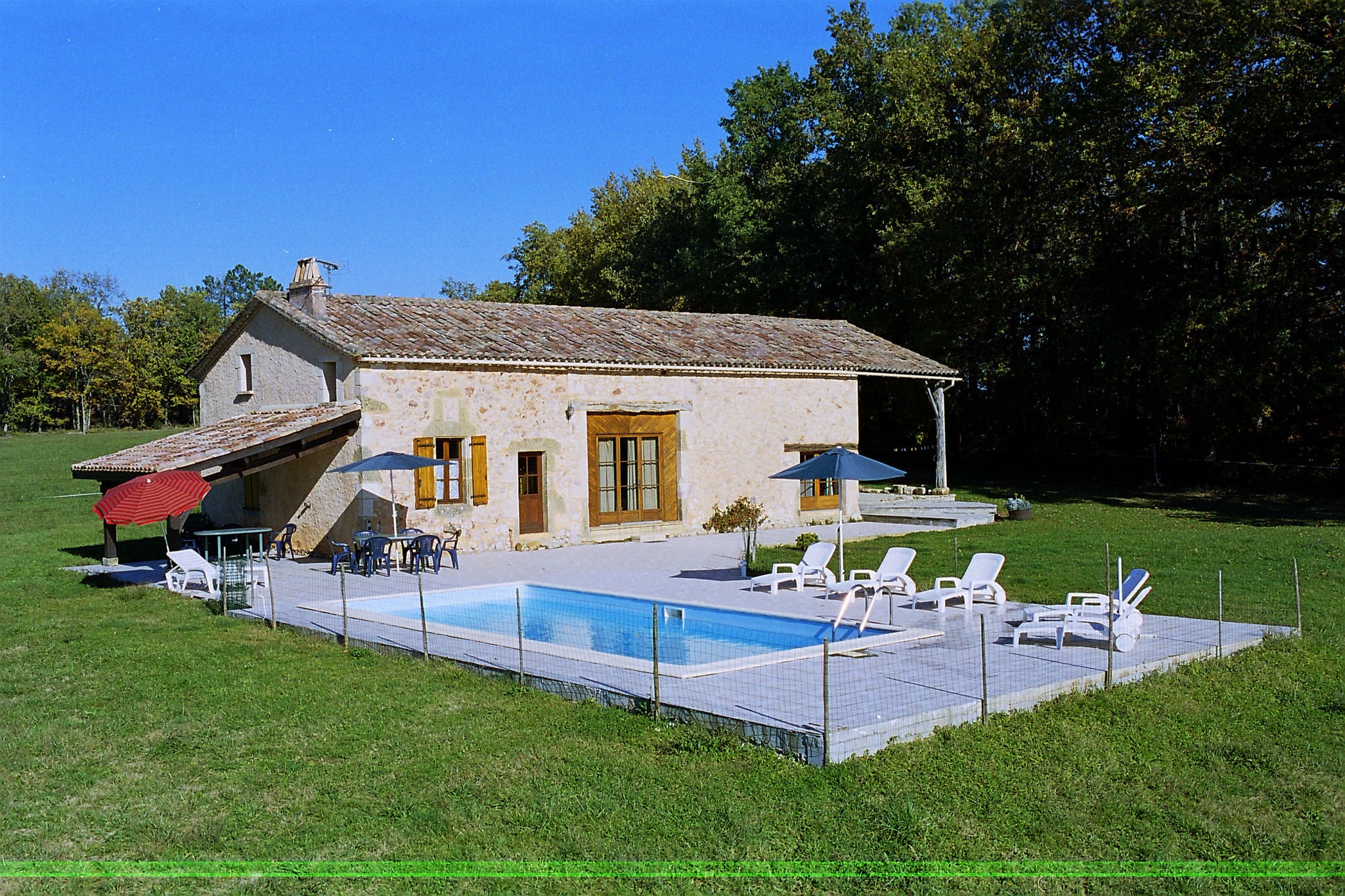 Typisch Périgord vakantiehuis met privézwembad midden in de ongerepte natuur.