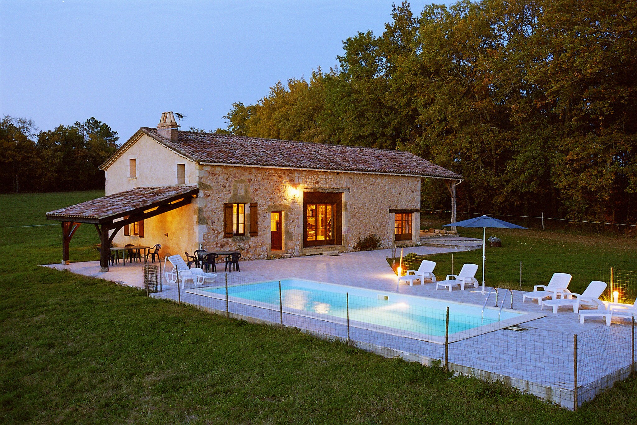 Typisch Périgord vakantiehuis met privézwembad midden in de ongerepte natuur.