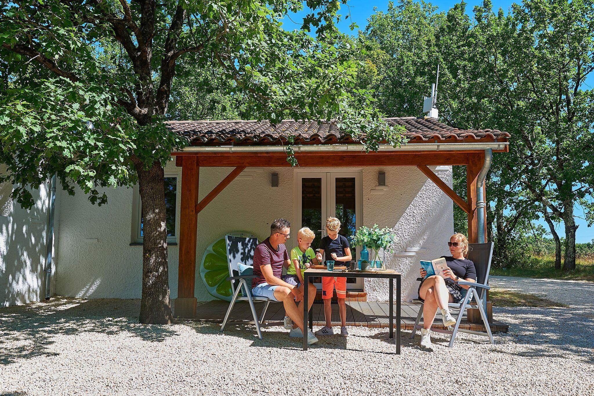 Joli bungalow avec terrasse sur une colline en Dordogne.