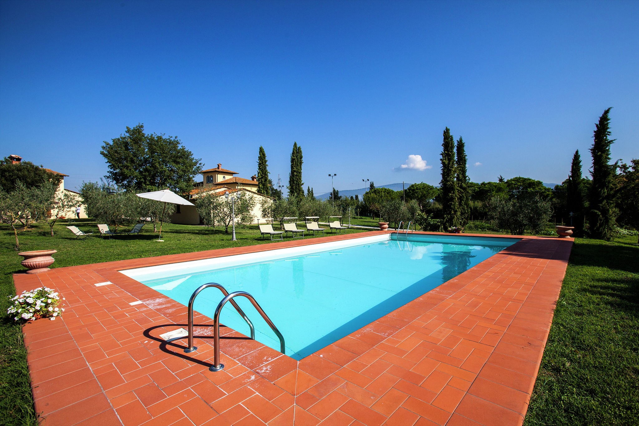 Villa with spacious garden, swimming pool, bubble bath and tennis court, near Cortona