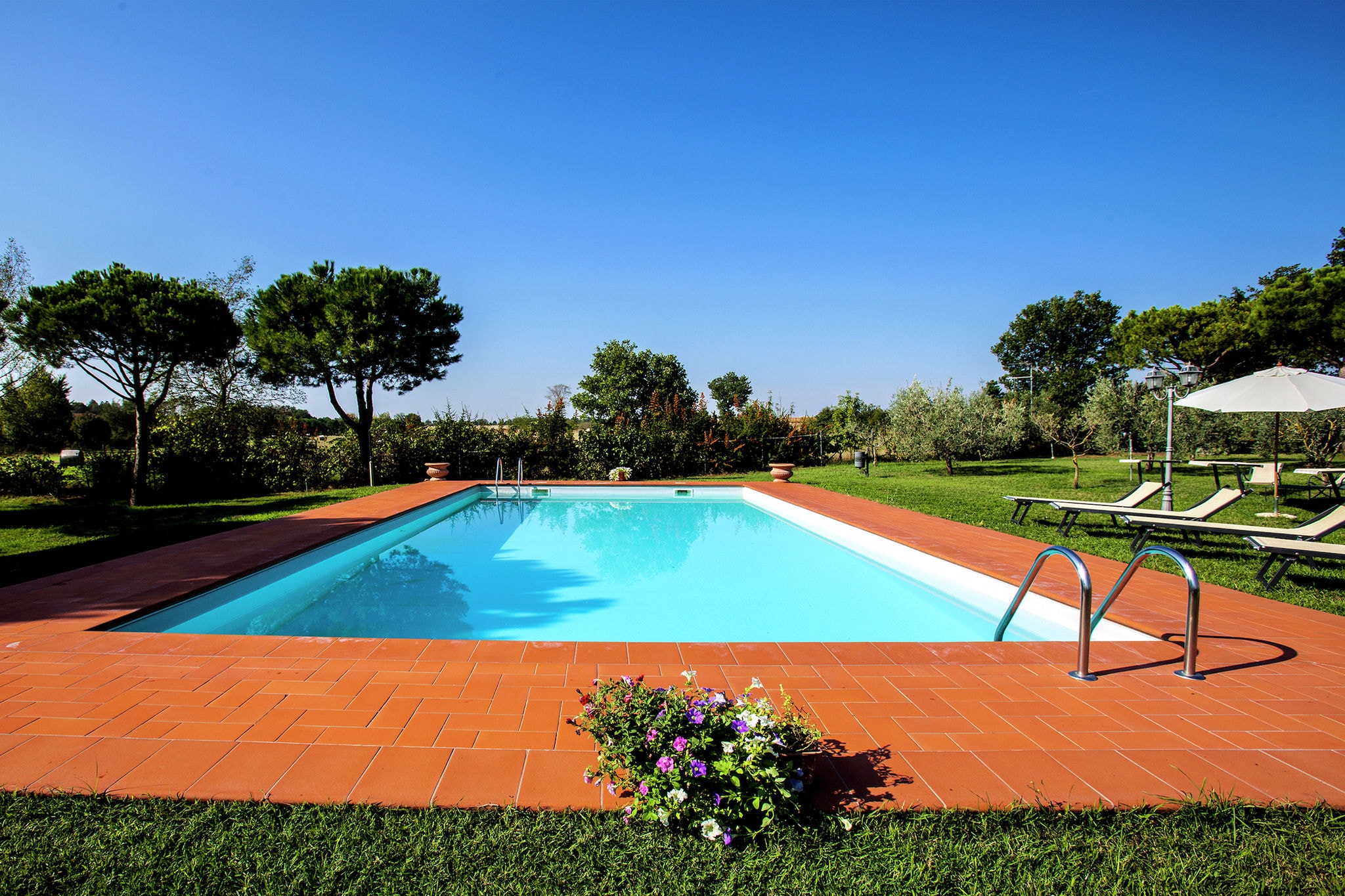 Villa met ruime tuin, privézwembad, bubbelbad en tennisbaan dichtbij Cortona