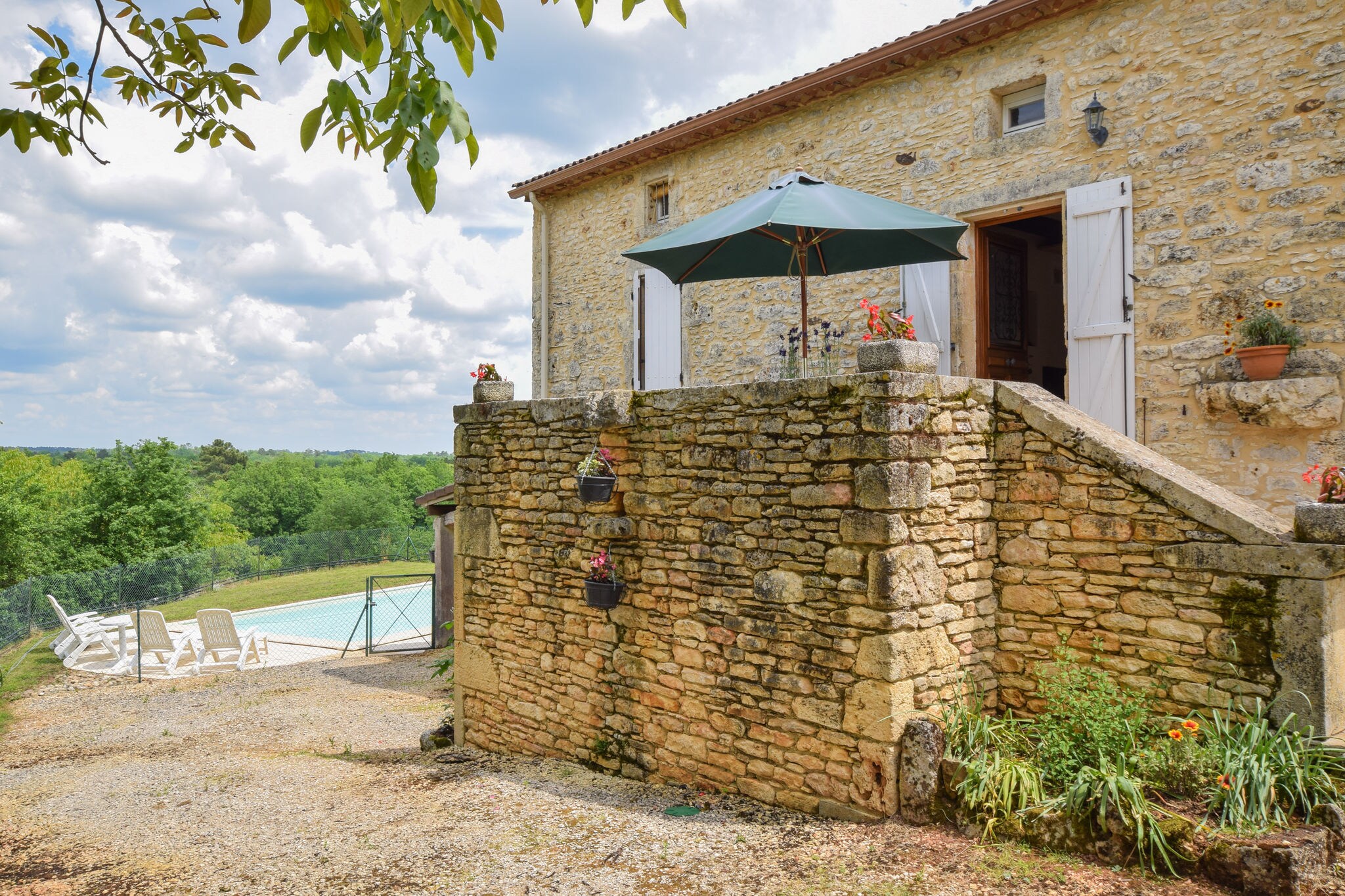 Lush Holiday Home in Montcabrier with Swimming Pool