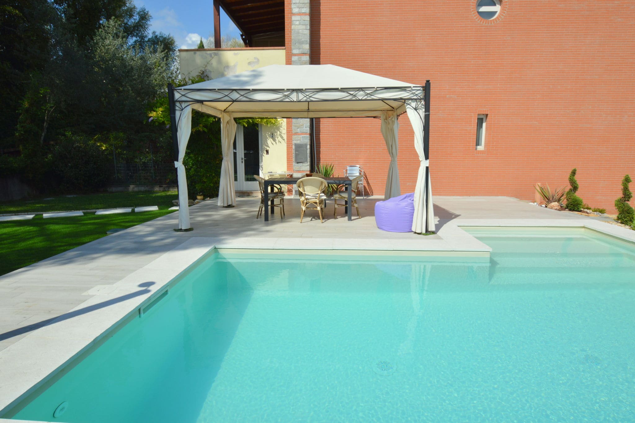 Modern villa with private pool and fenced garden 2.5 km from Lucca