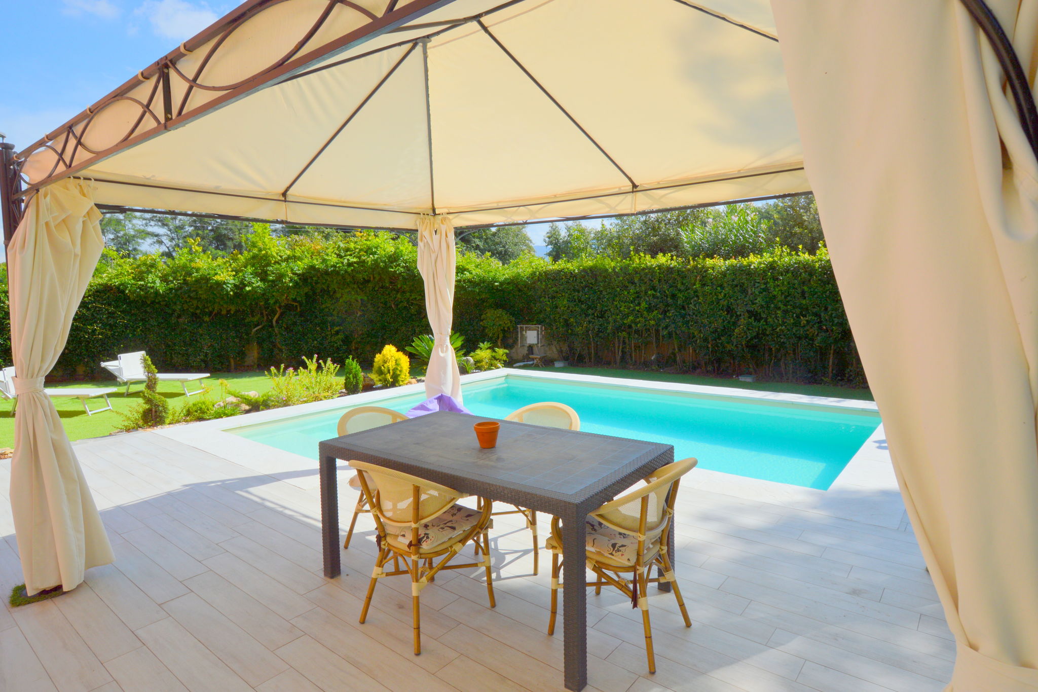 Moderne villa met privé zwembad en tuin omheind op 2, 5 km van Lucca
