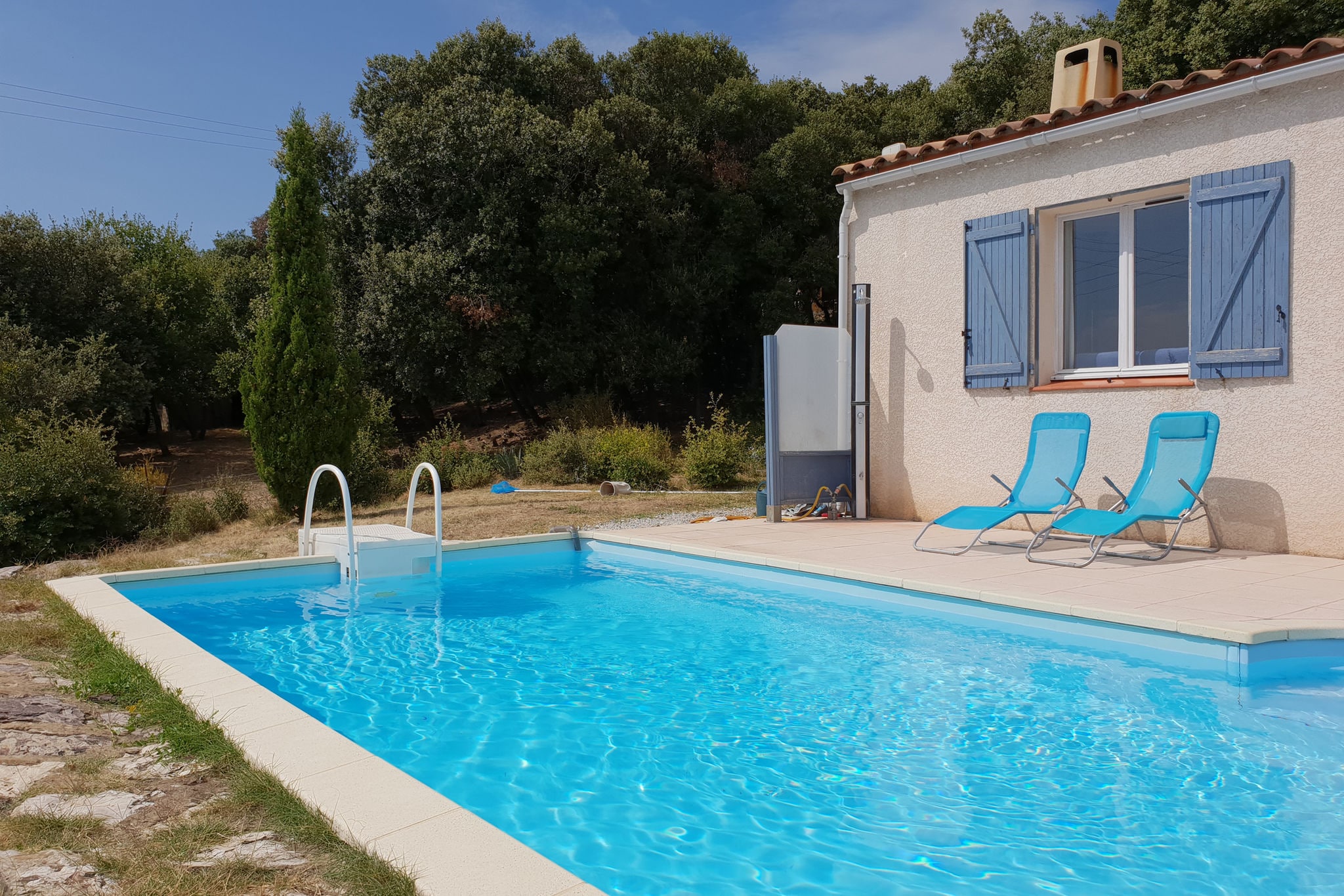 Edle Villa in Vélieux mit eigenem Pool und buntem Garten