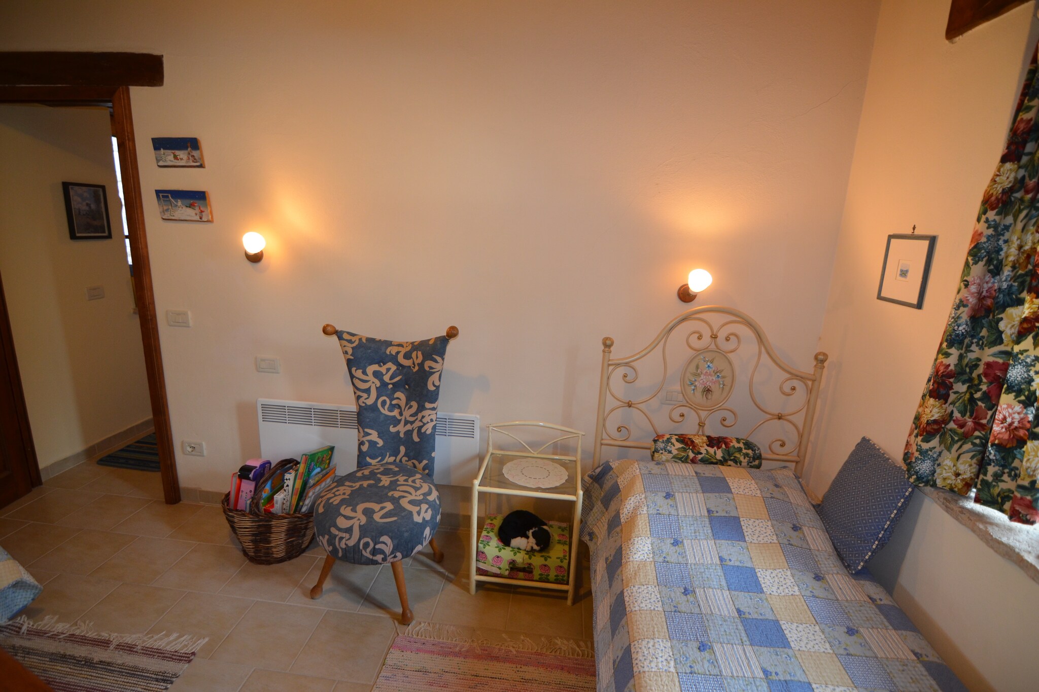 On the 1st floor: (open kitchen(hob(electric), toaster, 2x coffee machine(espresso, filter), oven, fridge), Large kitchen(stove, DVD player), bedroom(double bed), bedroom(2x single bed), bathroom(shower, washbasin, toilet, bidet, washing machine), mezzanine(2x single bed))\n\nbalcony or terrace, garden(shared with other guests), garden furniture, parking