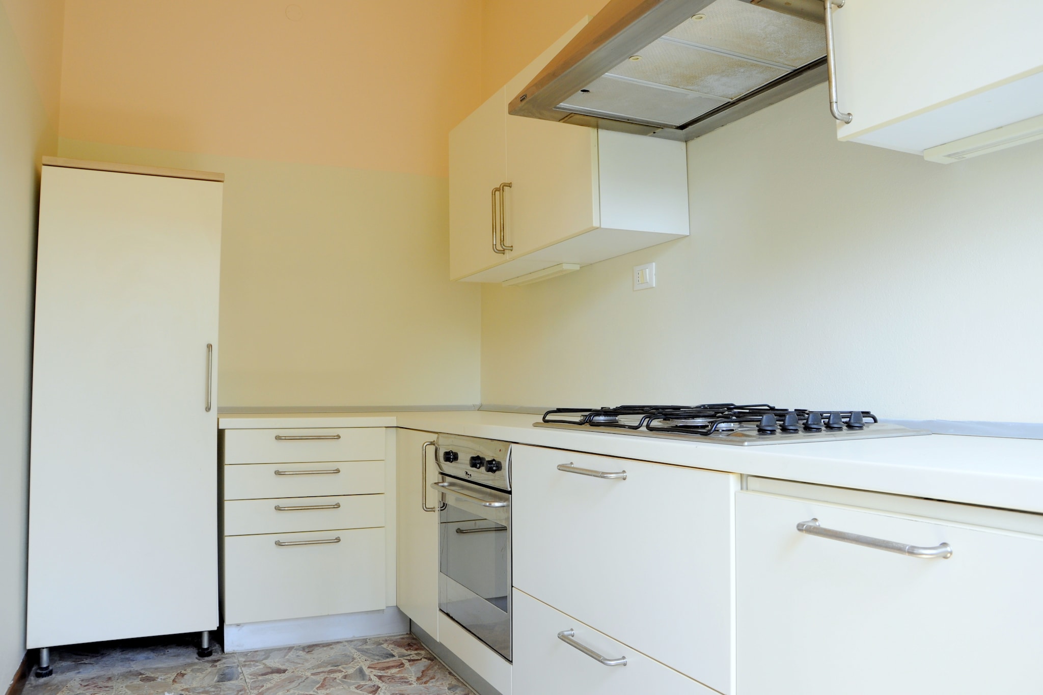 On the 1st floor: (Sitting room(TV(satellite)), dining room(fireplace), Kitchen(hood, oven, fridge-freezer), bedroom(double bed), bedroom(double bed), bedroom(2x single bed), bathroom(shower, washbasin, toilet), heating(central, gas), air conditioning, terrace(roofed))\n\ngarage, washing machine(shared with the owner ), garden, garden furniture, parking