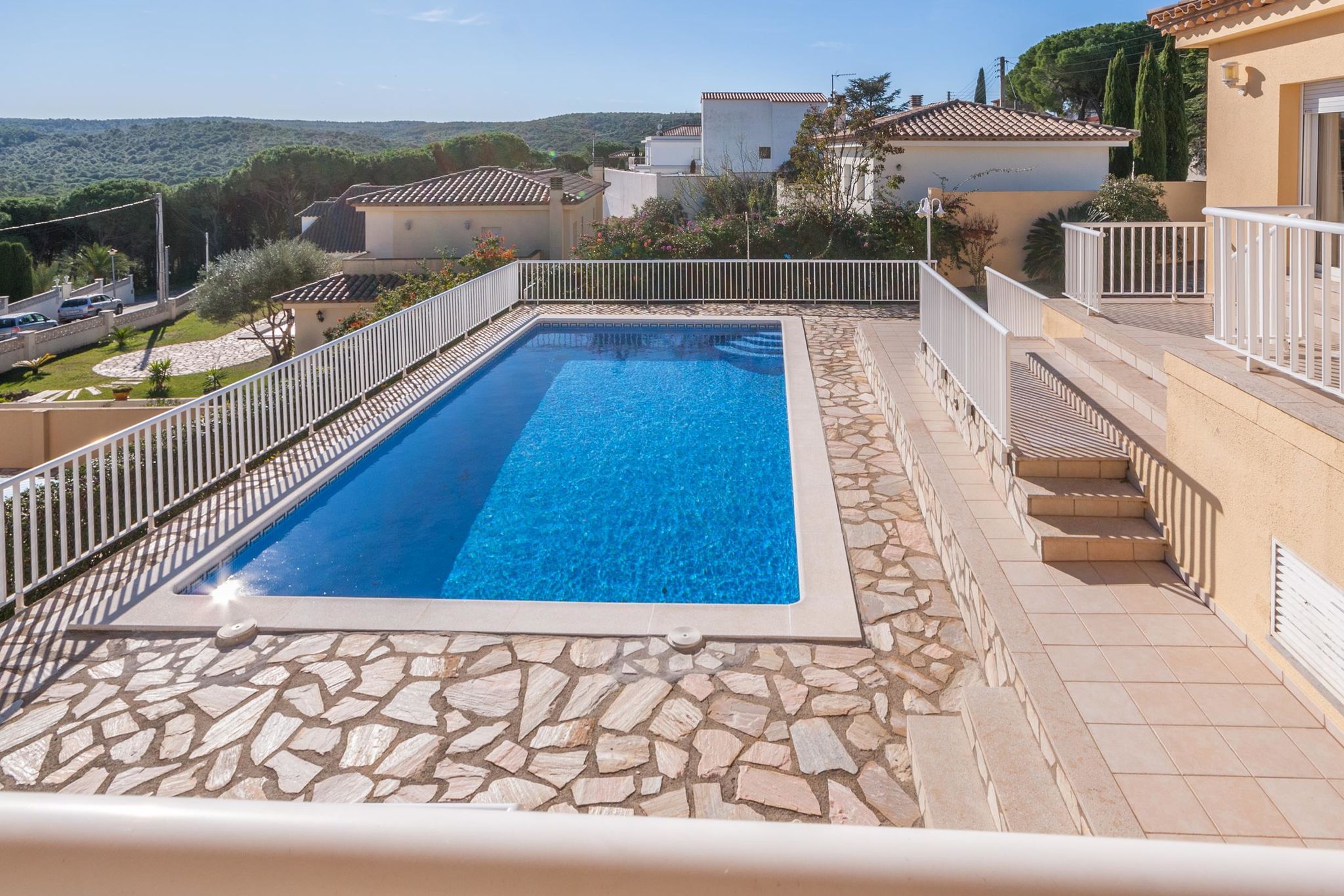 Hébergement avec piscine privée et une vue fantastique sur la mer Méditerranée