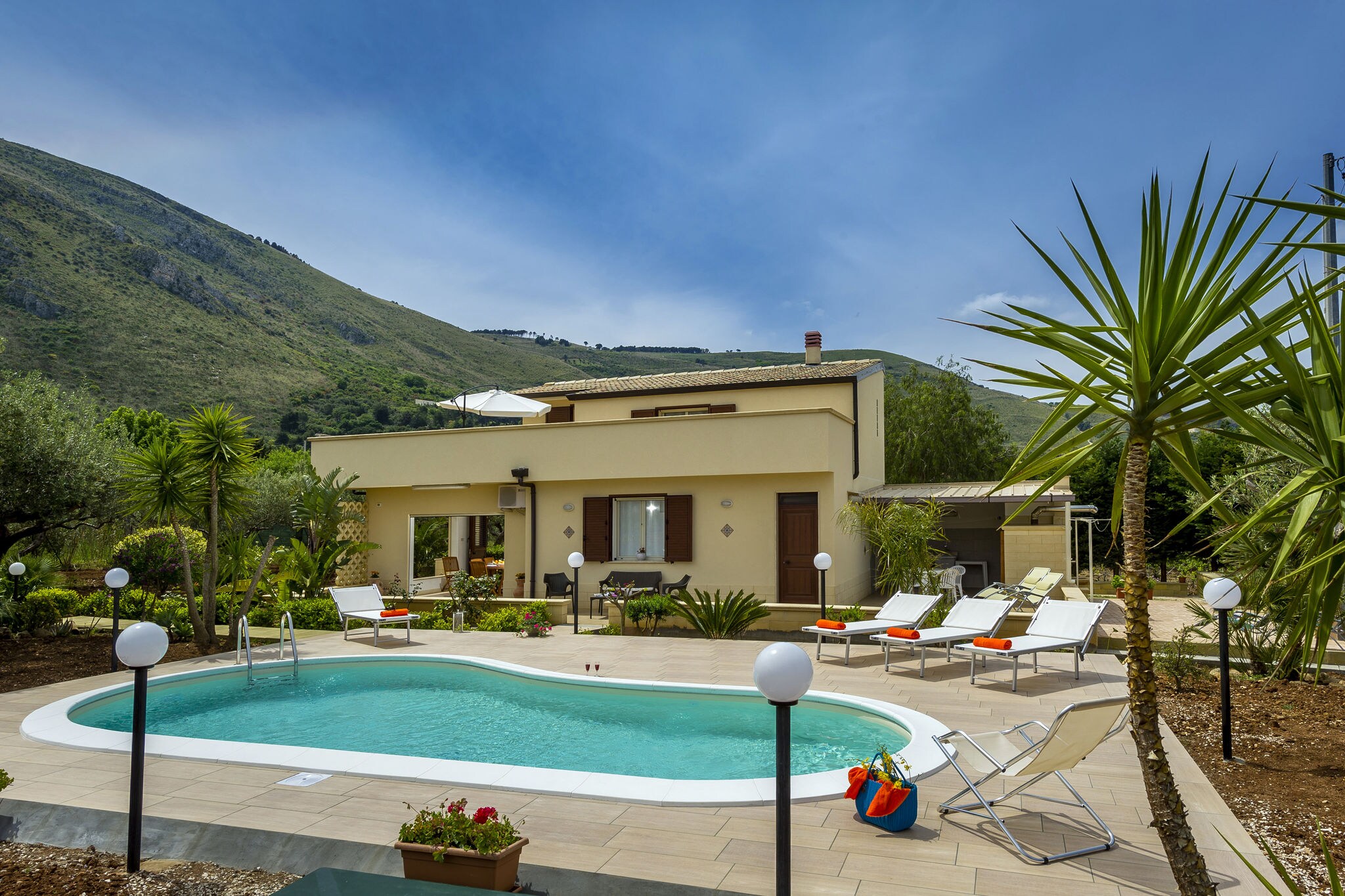 Schöne Villa in Castellammare del Golfo, umgeben von Hügeln