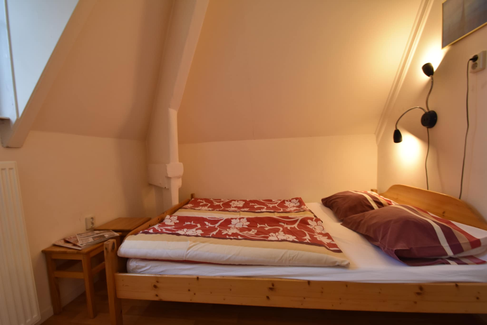 On the 2nd floor(via fairly steep stairs): (hallway, Kitchenette(hob(electric), electric kettle, toaster, coffee machine(filter), microwave, fridge), Living/diningroom(TV, dining table(2 persons), seating area), bedroom(double bed(two single duvets, 140 x 200 cm)), bathroom(shower, washbasin, toilet), balcony)