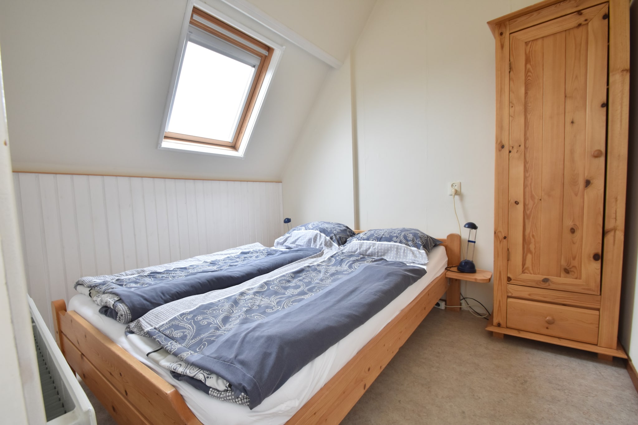 This bright and airy apartment in Bergen aan Zee is the perfect seaside escape for up to five guests. Located just 1.3 km from the beach and 1.2 km from the town center, it combines comfort with coastal charm. Whether you're planning a family holiday or a relaxing trip with friends, this top-floor apartment offers the ideal setting for an unforgettable stay.
The apartment is located on the third floor and features a cozy living room with a flatscreen TV, a bar, and a dining area for four. The well-equipped kitchen includes an induction cooker, a combination microwave, a fridge, a coffee machine, a kettle, a toaster, and a washing machine for your convenience. There are three bedrooms, two with twin beds (one including a bunk bed and a cot), and one with a single bed, making it a great choice for families. A modern bathroom with a shower and a separate toilet completes the setup. Enjoy sunny days on the private roof terrace with scenic views.
Just a short stroll away, you’ll find the stunning beach of Bergen aan Zee and the family-friendly Zeeaquarium. Explore the surrounding dunes and forests or enjoy water sports nearby. For dining, try the on-site restaurant or visit nearby spots like De Zilte Zoen for fresh seafood or Fabels in Bergen for modern Dutch cuisine in a vibrant setting.