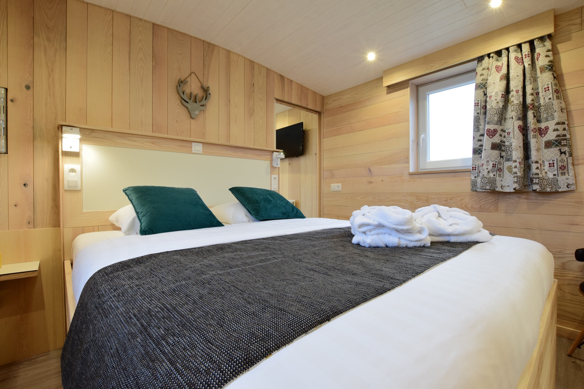 An optional utilities and service fee of EUR 80,00 will be charged before your arrival. Details are given below.<br> Enjoy a peaceful getaway in Vielsalm at this cozy 2-bedroom mobile home, ideal for a small family. Surrounded by the beautiful Ardennes countryside, it offers comfort, privacy, and relaxation with central heating, a private sauna, and a furnished garden. Just 300 m from the forest, the home is perfectly situated for nature walks and outdoor adventures. Spend your day at Barraque Fraiture for skiing, or visit the lake, tennis court, and public pool only 5 km away. Essential amenities including supermarkets and restaurants are also nearby. The home features a warm, inviting interior with a modern kitchen, living-dining area with TV, and an outdoor terrace perfect for barbecue evenings. Whether you're sipping morning coffee in the garden or relaxing after a sauna session, this home offers total comfort. Public transport is just 100 m away, and the train station is 5 km for convenient travel. Parking is available on-site. <br><b> Optional Utilities & Service Package </b><br><b> An optional utilities and service package of EUR 80,00 </b> can be selected prior to your arrival. You will receive a separate communication with the payment link should you wish to include it.<br>This package ensures a seamless stay and conveniently covers services such as final cleaning, utility consumption, service support, and protection against minor damages or incidental costs during your stay.<br>Guests who prefer may manage these services independently, provided the property is returned in good order at check-out.